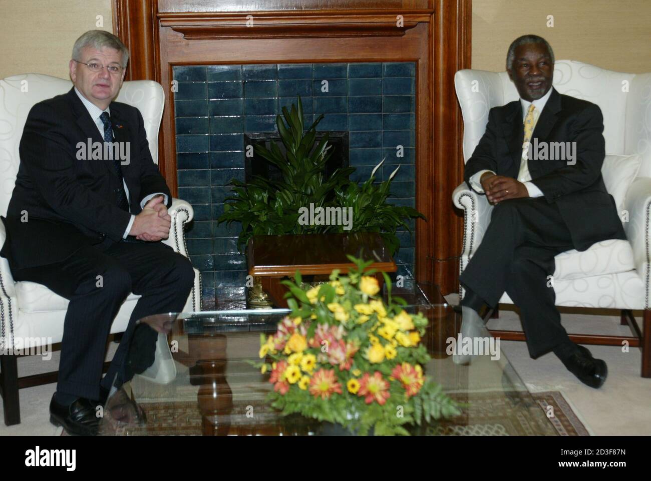 Der südafrikanische Präsident Thabo Mbeki (R) sitzt mit Joschka Fischer zusammen L) Vizekanzler Deutschlands nach ihrem Treffen in der Union Gebäude in Pretoria Oktober 31,2003.Fischer ist an zwei Tagen offizielle Besuche Nach Südafrika.REUTERS/Juda Ngwenya REUTERS JN/ Stockfoto