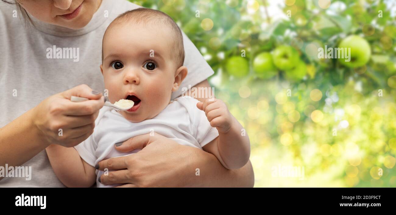 Nahaufnahme der Mutter mit Löffel füttern Baby Stockfoto