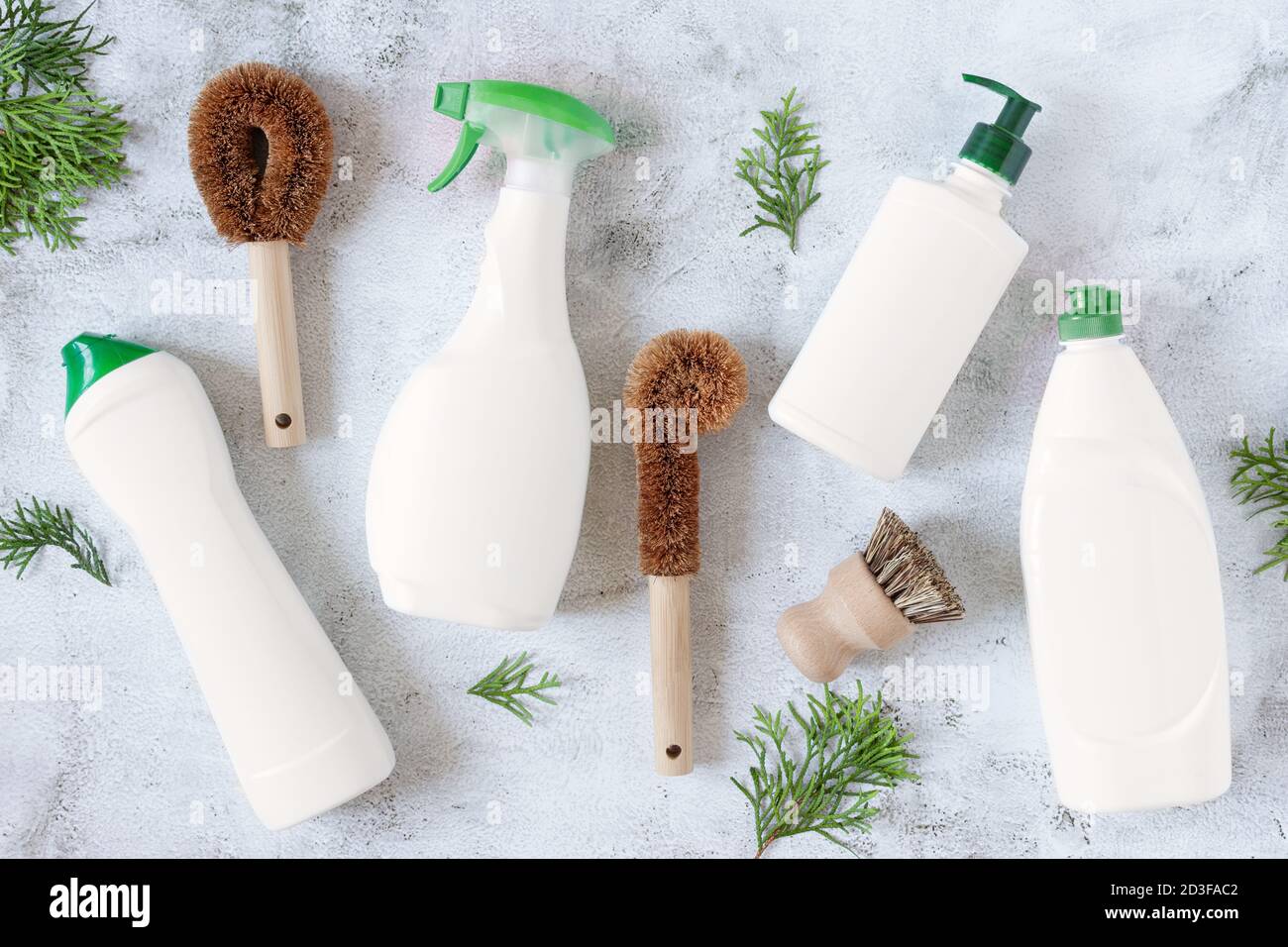 Set aus verschiedenen Bio-Bio-Waschmittel und umweltfreundliche Bambus-Bürsten für die Reinigung zu Hause Draufsicht. Leere Etikettenflaschen für Design. Stockfoto