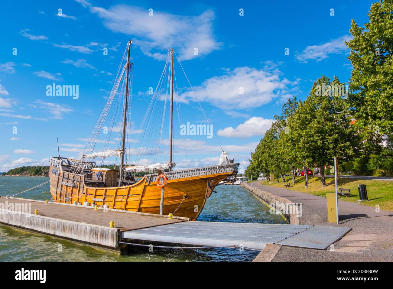 Santa Maria, ein altes Holzschiff, das Piratenfahrten macht, liegt im Sommer auf Rantakatu, Naantali, Finnland Stockfoto