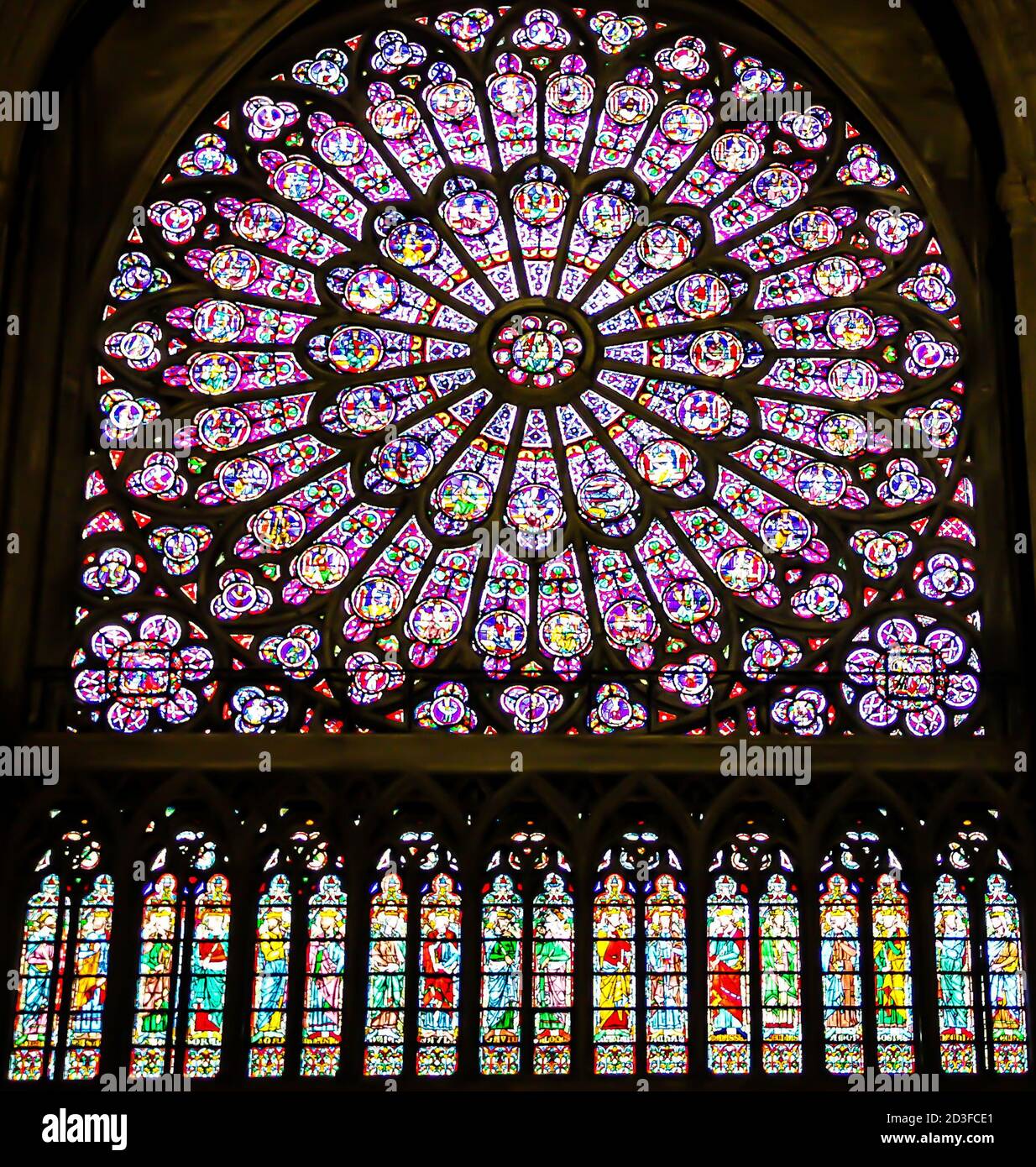 Das Fenster der Nordrose der Kathedrale Notre Dame de Paris. Paris, Frankreich. Stockfoto