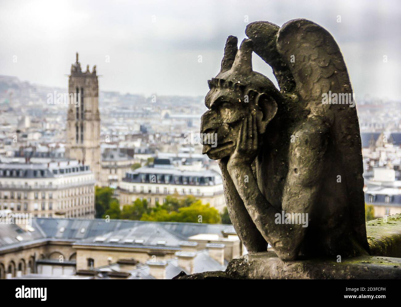 Mythische Kreatur Gargoyle auf Kathedrale Notre Dame de Paris. Frankreich. Stockfoto