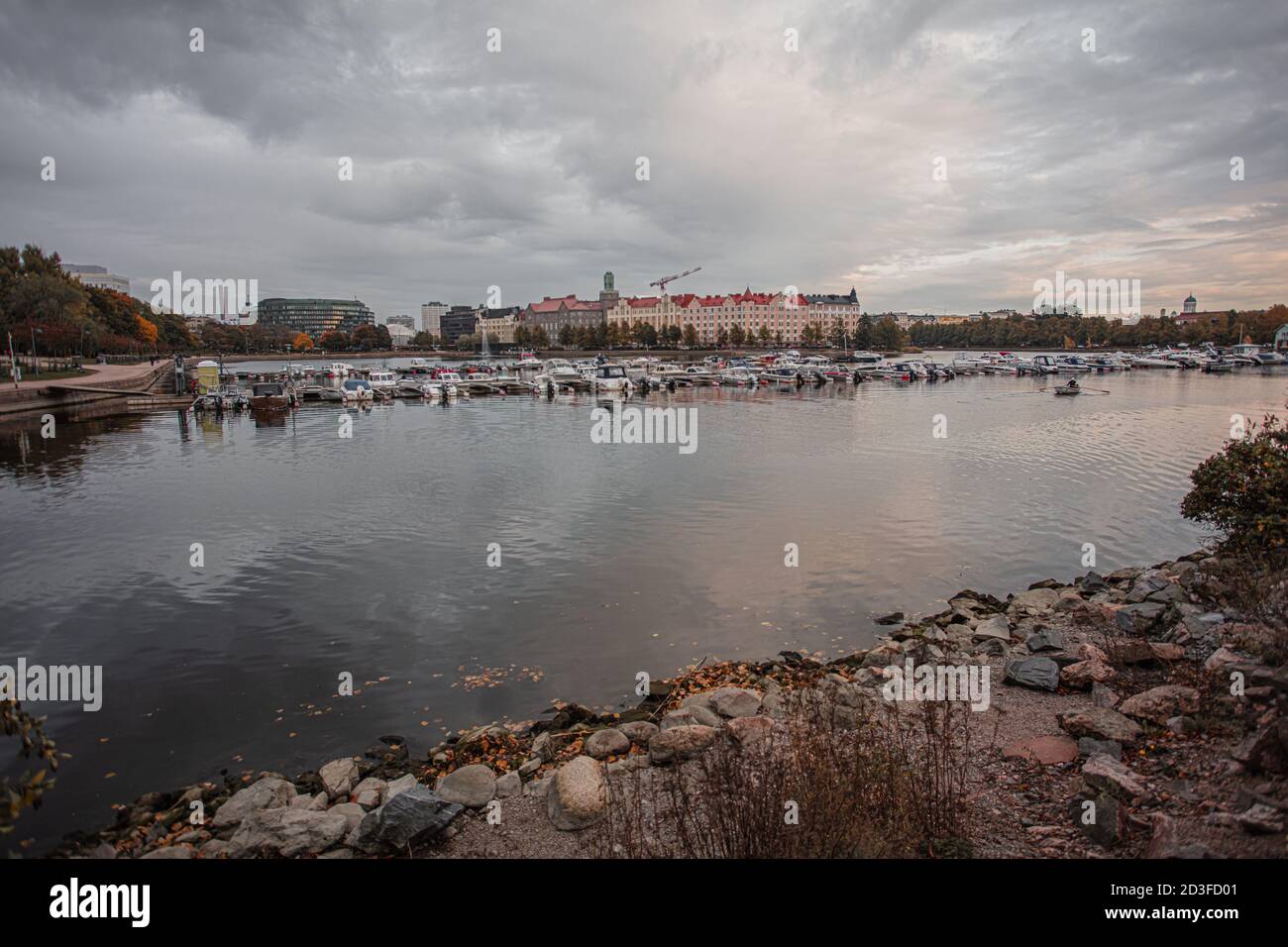 Helsinki, Uusimaa, Finnland 7. Oktober 2020 Herbstlandschaft Toolo Bay und Hakaniemi. Hochwertige Fotos Stockfoto