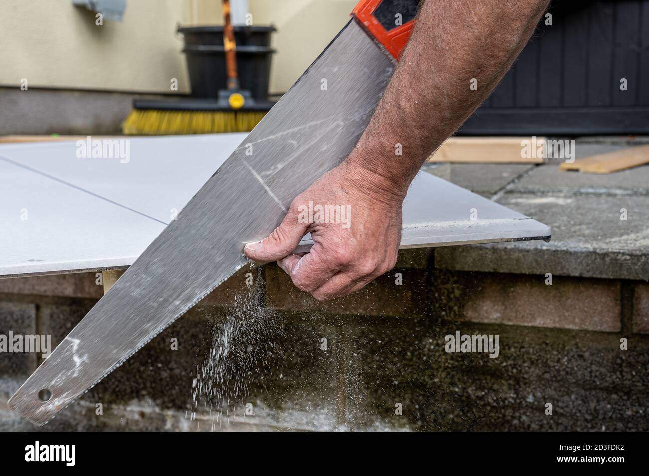 Ältere männliche Hände schneiden Gipsplatten für Home-Verbesserungen. Stockfoto