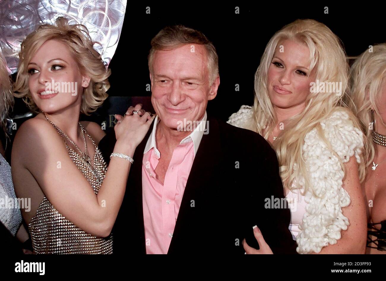 playboy grunder hugh hefner posiert mit zwei seiner sieben freundinnen cathi o malley l und tina jordan wahrend seiner 75 geburtstagsparty im studio 54 im mgm grand hotel casino in las vegas am 2 marz