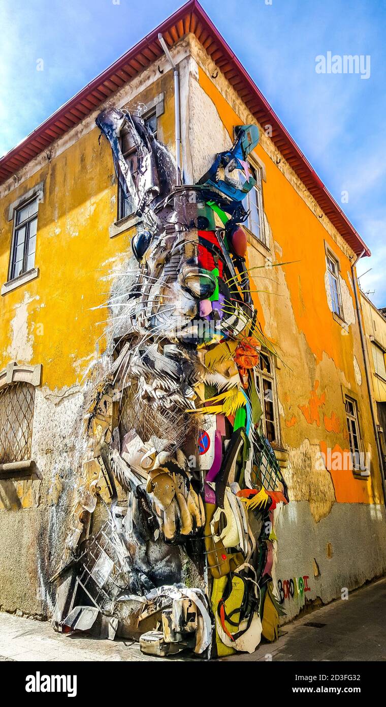 Hare aus Objekten, die im Müll des Künstlers Bordalo gefunden wurden. Porto, Portugal Stockfoto