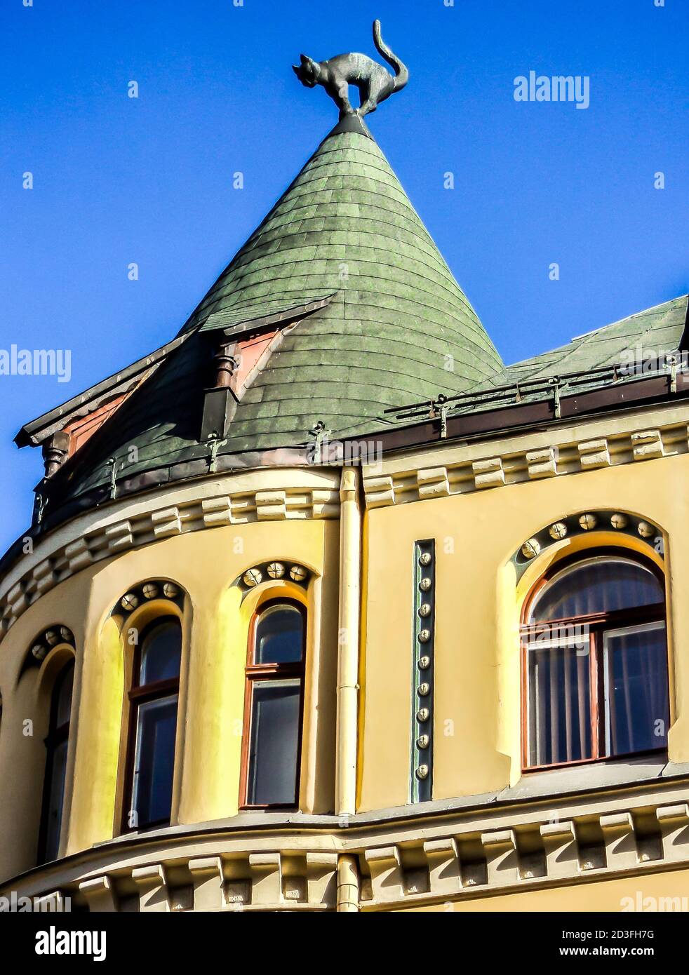 Figur der Katze auf dem Dach des Katzenhauses in Riga, Lettland Stockfoto