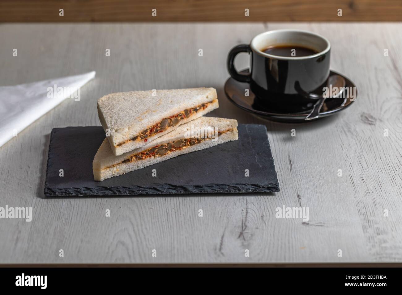 Weißbrot-Sandwich und eine Tasse schwarzen Kaffee Stockfoto