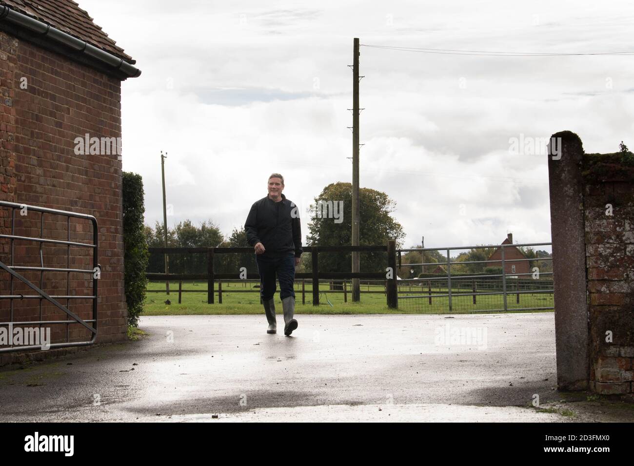 Der Gewerkschaftsführer Sir Keir Starmer besuchte die Farm von Minette Batters, Präsidentin der National Farmers' Union, in Wiltshire, und forderte den Premierminister auf, britische Landwirte zu unterstützen, indem er die hohen Lebensmittel- und Landwirtschaftsstandards Großbritanniens nach dem Brexit gesetzlich garantiert. Stockfoto