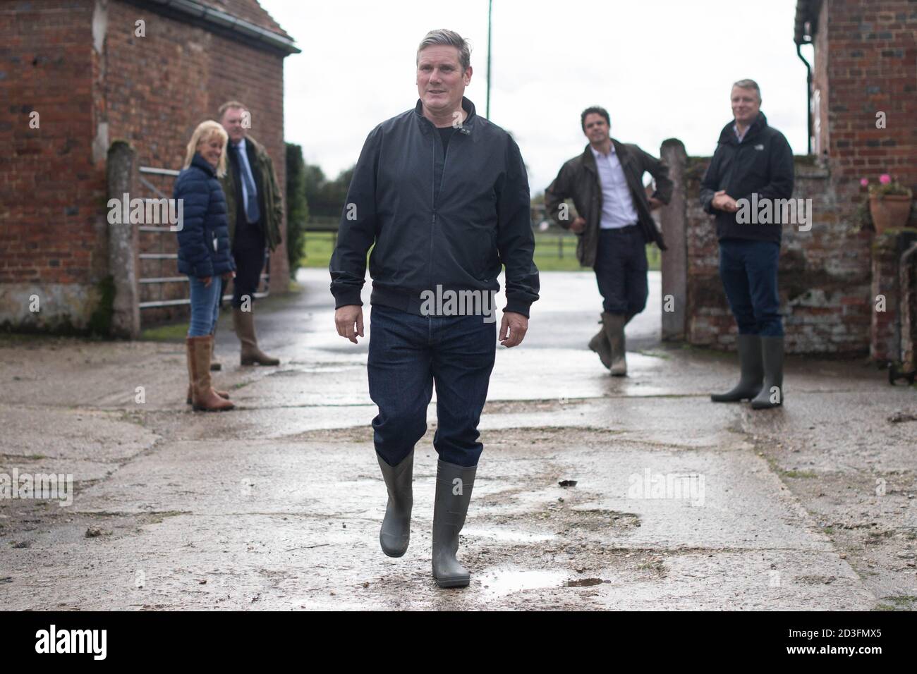 Der Gewerkschaftsführer Sir Keir Starmer besuchte die Farm von Minette Batters, Präsidentin der National Farmers' Union, in Wiltshire, und forderte den Premierminister auf, britische Landwirte zu unterstützen, indem er die hohen Lebensmittel- und Landwirtschaftsstandards Großbritanniens nach dem Brexit gesetzlich garantiert. Stockfoto