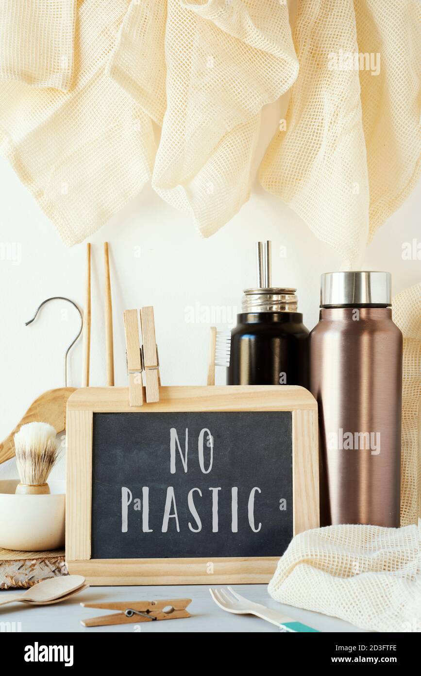 Der Text kein Plastik in einer Kreidetafel und ein Stapel von nicht-Plastik nachhaltigen Gegenstände, wie Metall Wasserflaschen, eine Glasflasche, Shopping Mesh Taschen oder reu Stockfoto