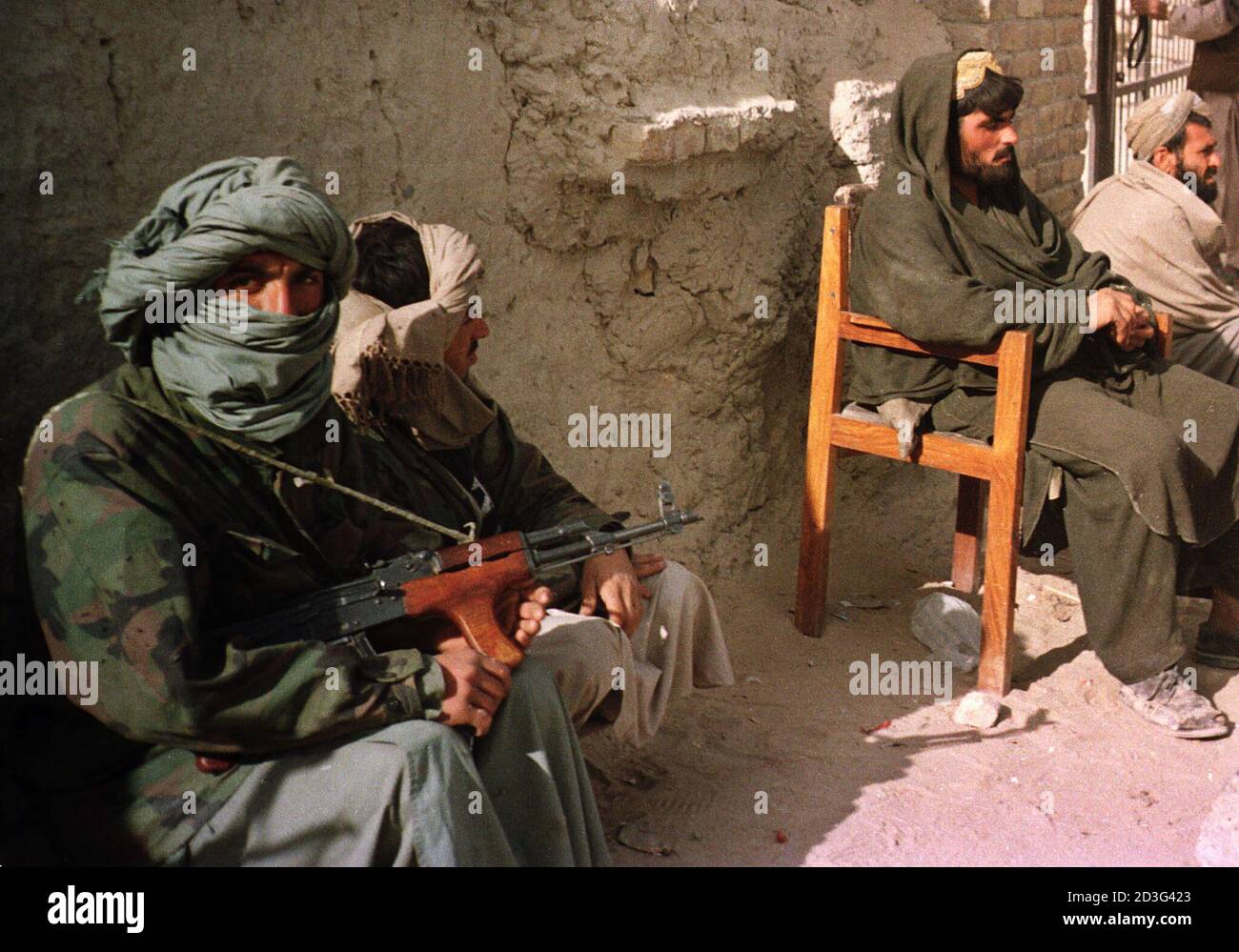 Ein Afghanischer Stammeskampfer Steht In Der Nahe Der Afghanischen Grenzstadt Spin Boldak 10 Dezember 2001 Der Weg Nach Kandahar Der Geistigen Heimat Der Besiegten Taliban Ist Ubersat Mit Den Trummern Des Krieges