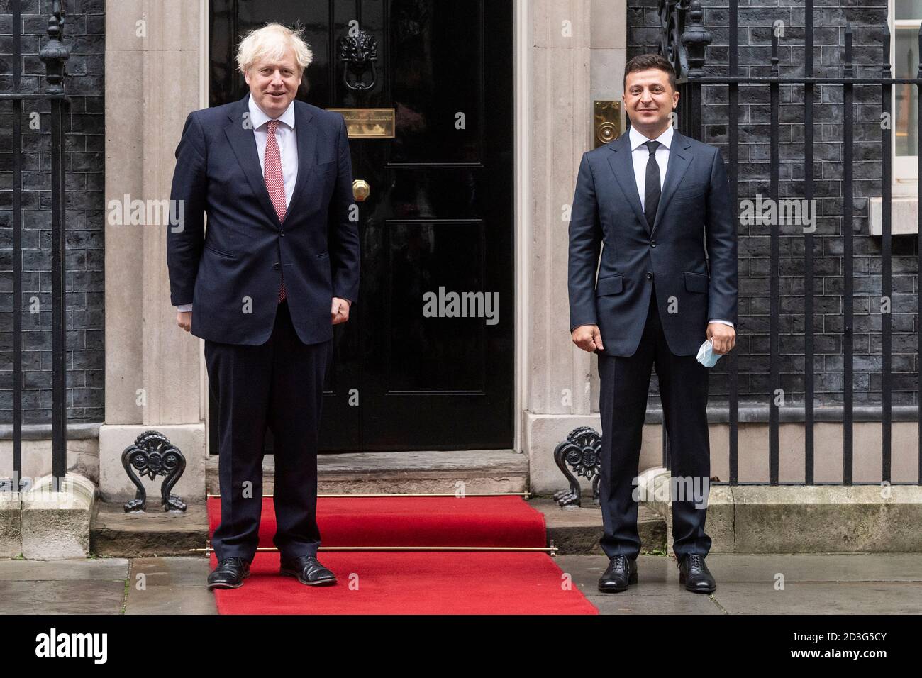 08/10/2020. Foto von Ray Tang der ukrainische Präsident Wolodymyr Zelensky verlässt die Downing Street, nachdem er am zweiten Tag von Zelenskys Besuch in Großbritannien bilaterale Gespräche mit dem britischen Premierminister Boris Johnson geführt hat. Stockfoto
