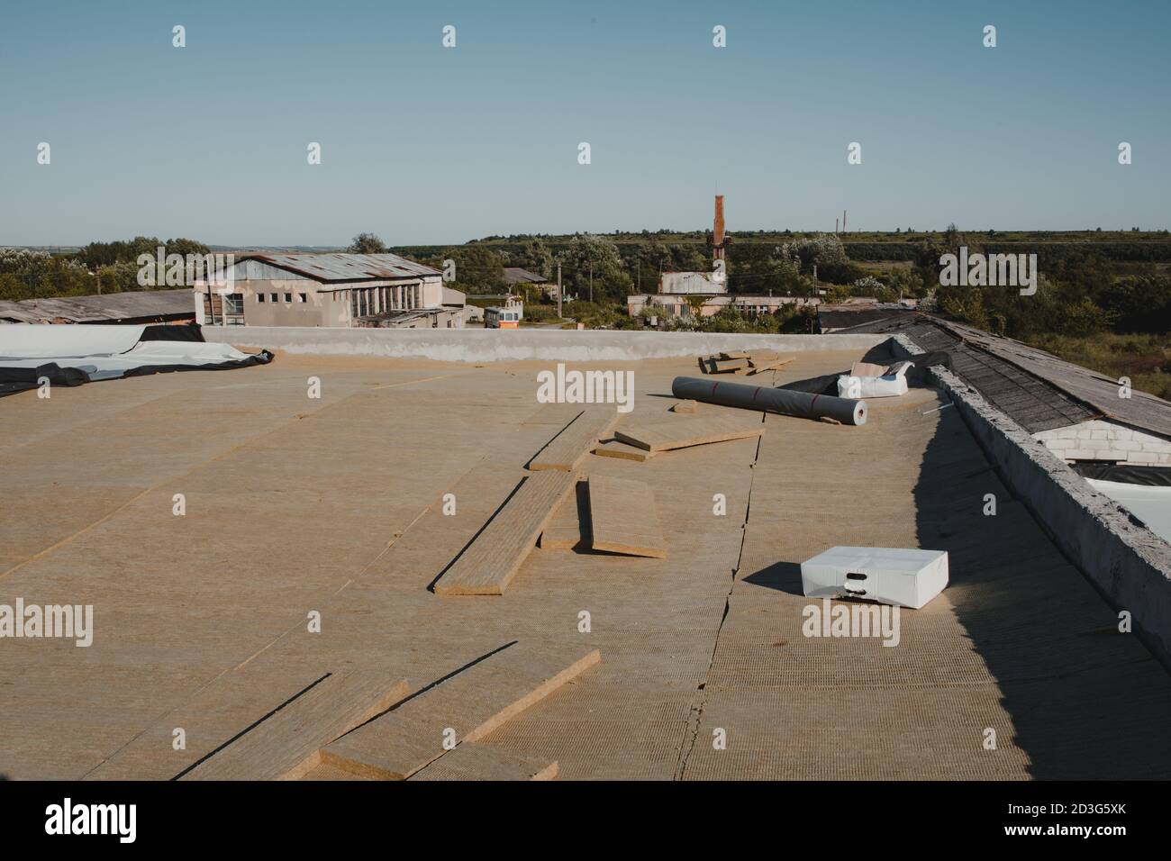 Basaltwolle auf dem Dach platziert, um mit Membran abgedeckt werden. Stockfoto