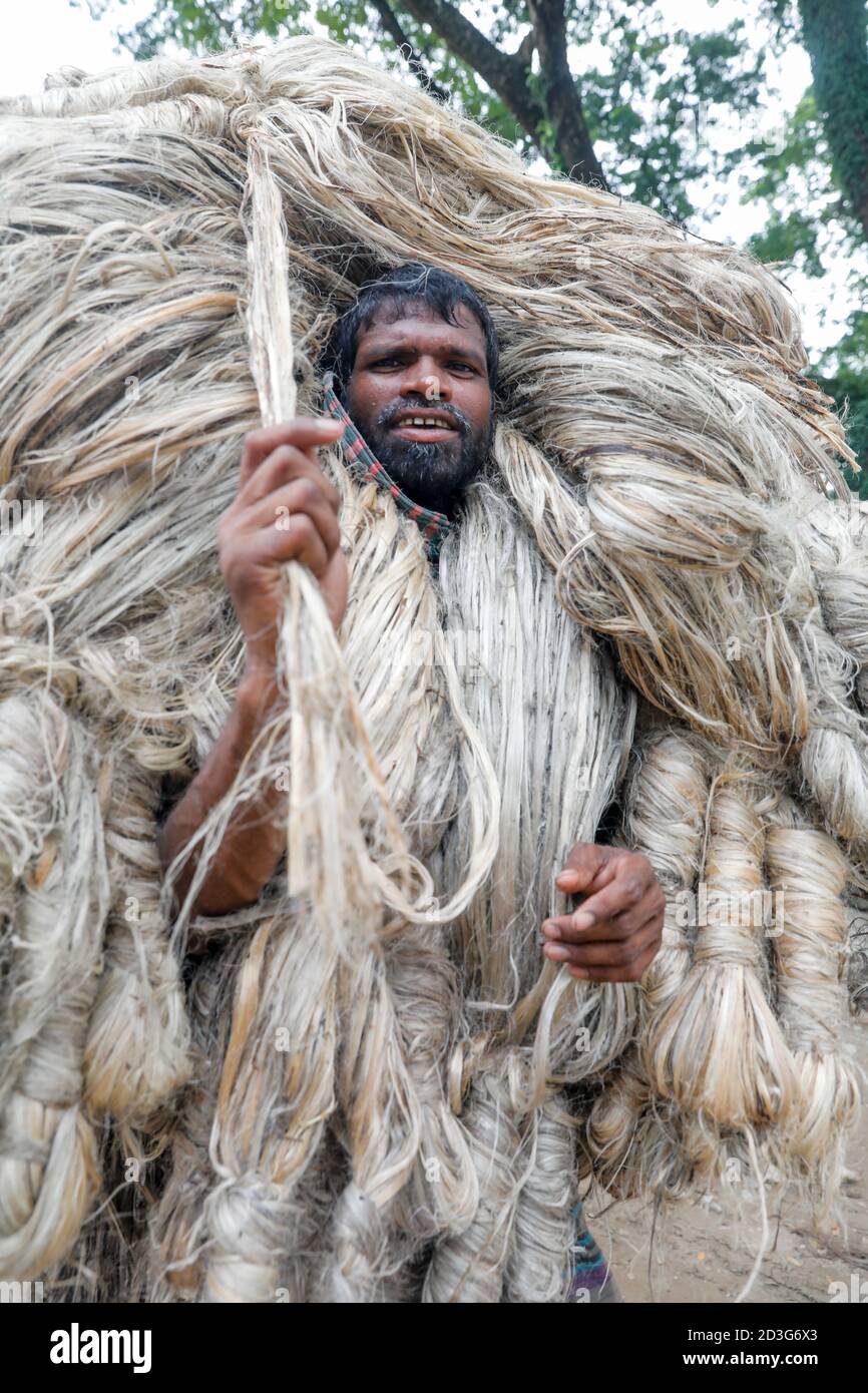 Ein bangladeschischer Händler trägt es gleich nach der Abholung von Bauern in Manikganj, Bangladesch. Stockfoto