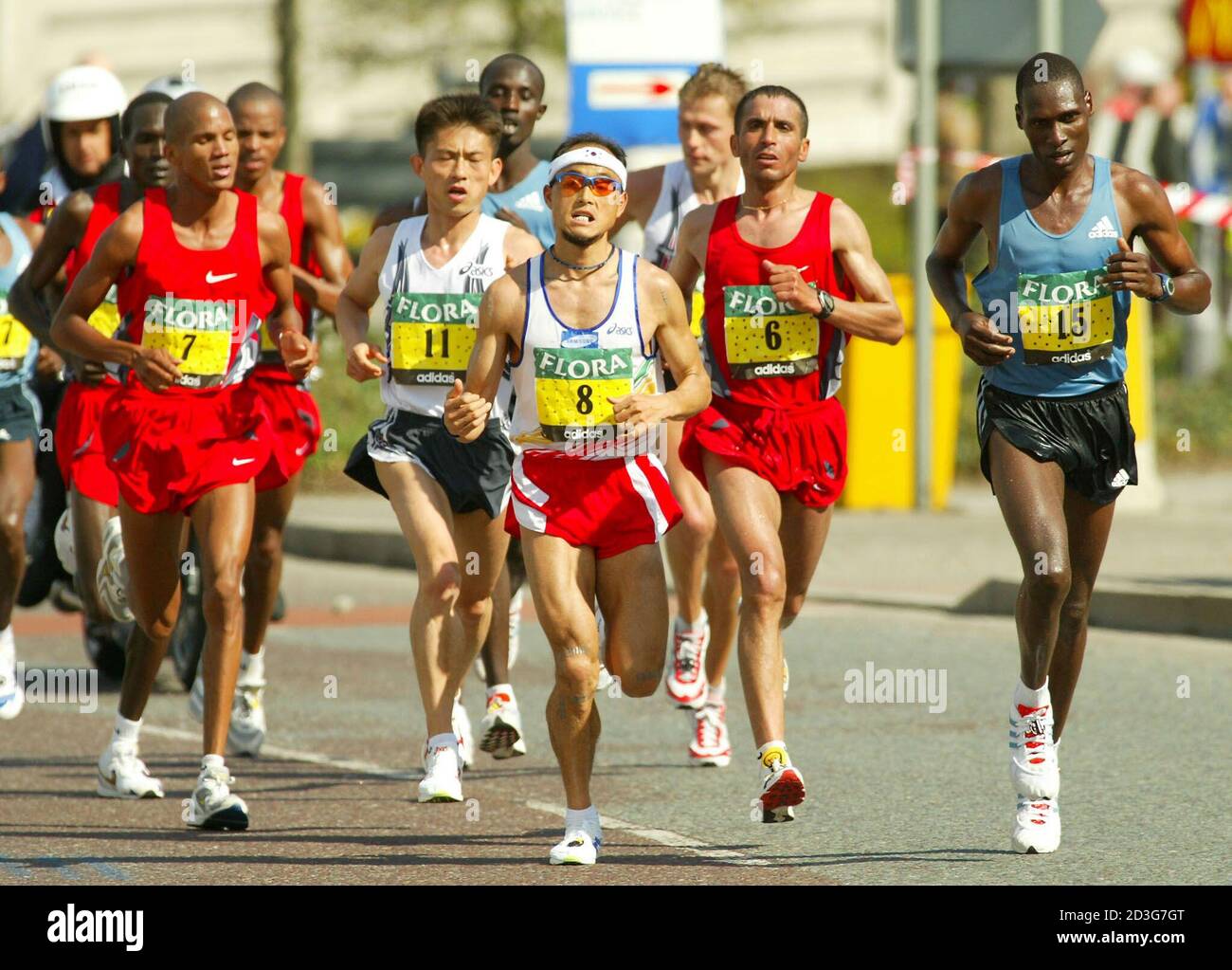 Die Herren Elite-Läufer, darunter der Südafrikaner Ian Syster (L-R), der Südkoreaner Kim Yi-yong, der Südkoreaner Lee Bong-ju, der Marokkaner Abdelkader El Mouaziz und der Kenianer David Makori, treten beim 26. London Marathon am 13. April 2003 an. 35,000 Läufer nahmen am Marathon Teil, bei dem der äthiopische Welt- und Olympiasieger Gezaghegne Abera in zwei Stunden, sieben Minuten und 56 Sekunden das Herrenrennen gewann. REUTERS/Peter MacDiarmid NMB Stockfoto