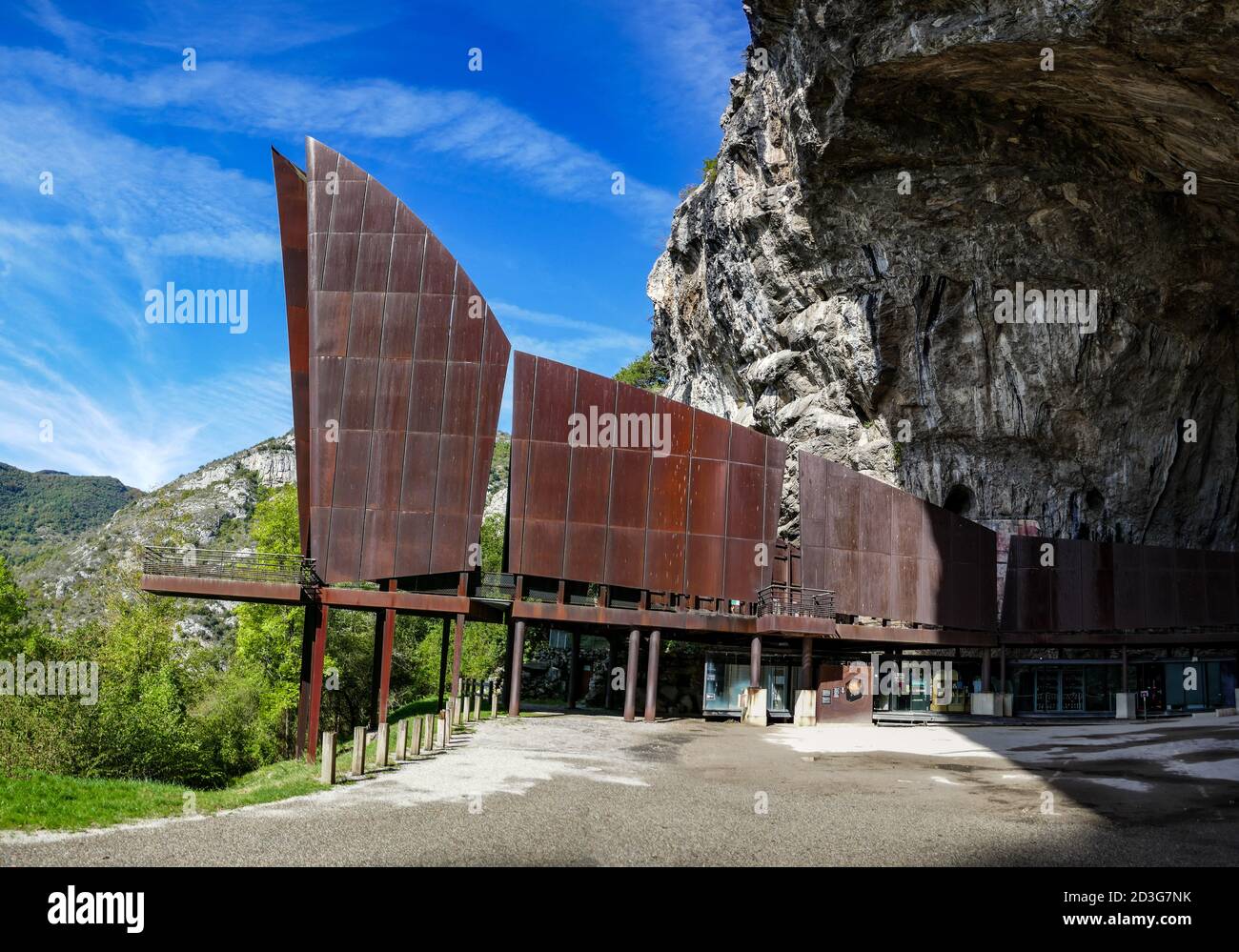 Die berühmte Niaux-Höhle in der Ariege-Region Frankreichs mit ihrer riesigen Metallskulptur, dem Vicdessos-Tal. Stockfoto