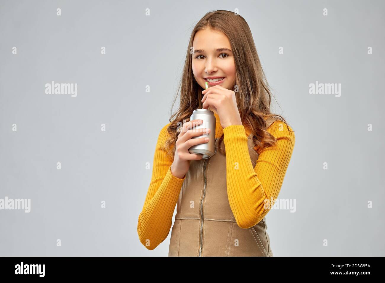 Glücklich Teenager-Mädchen trinken Soda aus der Dose Stockfoto