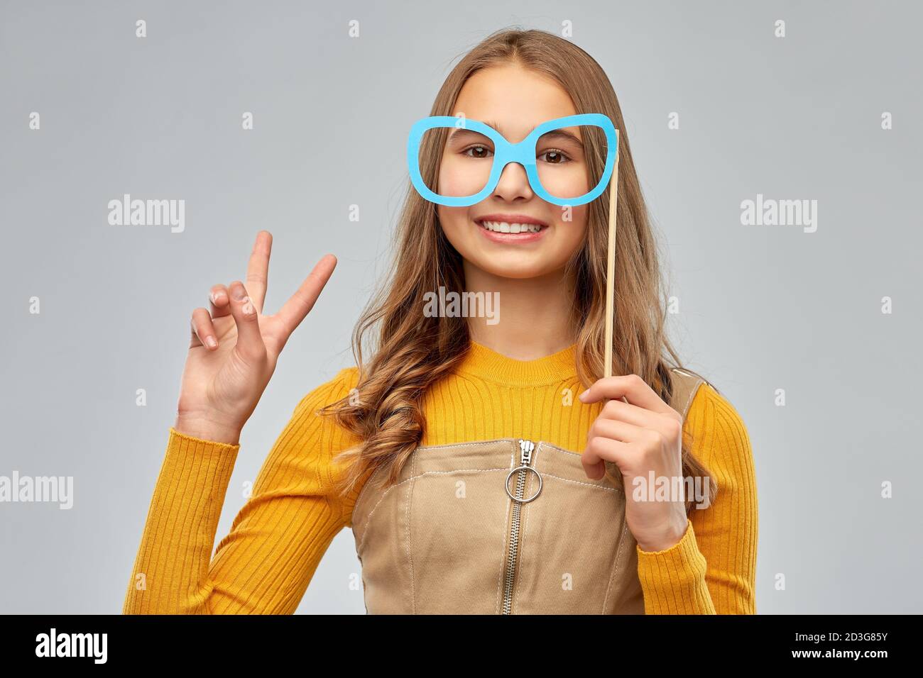 Lächelndes Teenager-Mädchen mit großen Gläsern Stockfoto