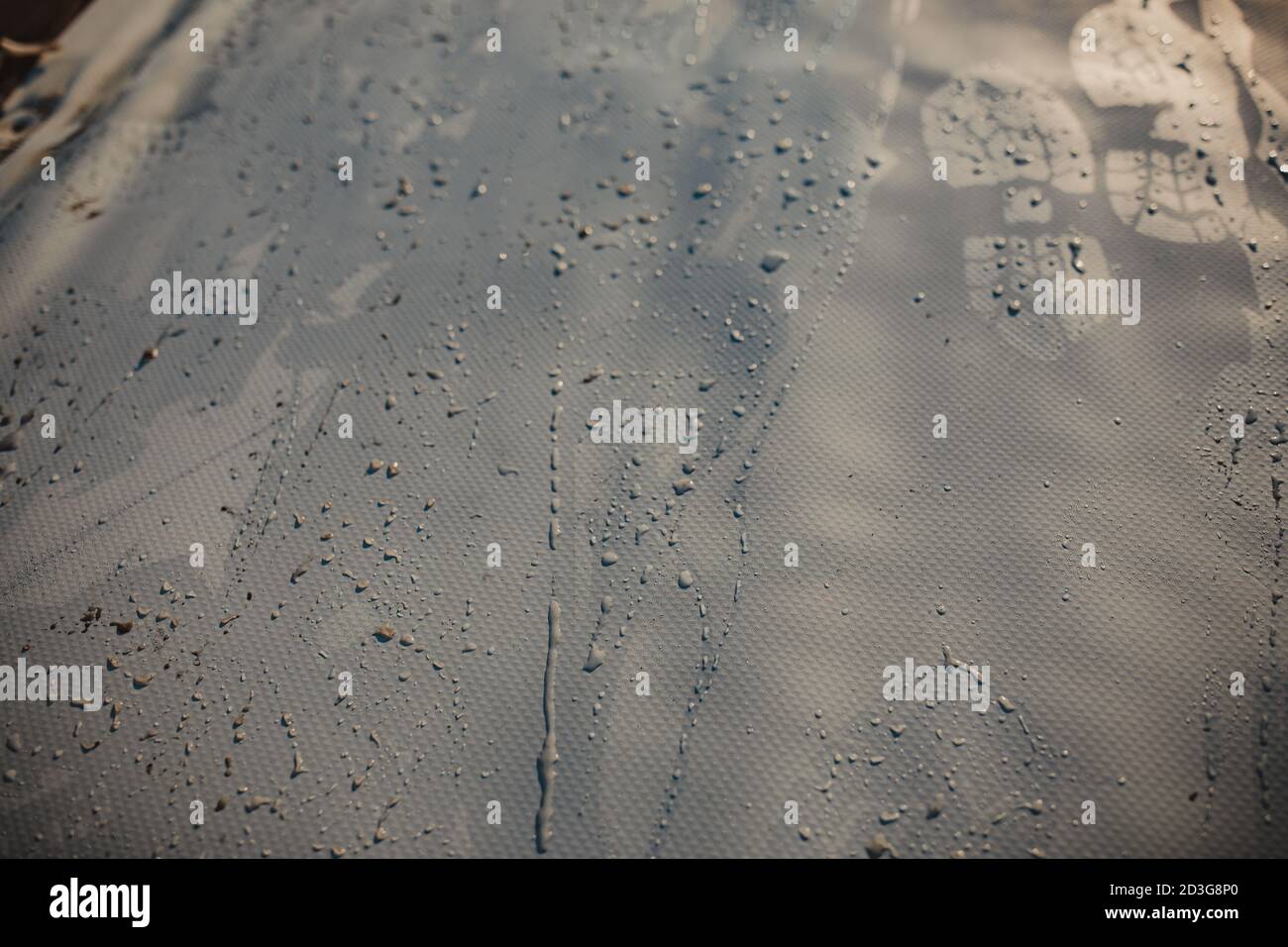 Wasser auf dem Dach aus pvc und tpo-Membran. Neubau Stockfoto