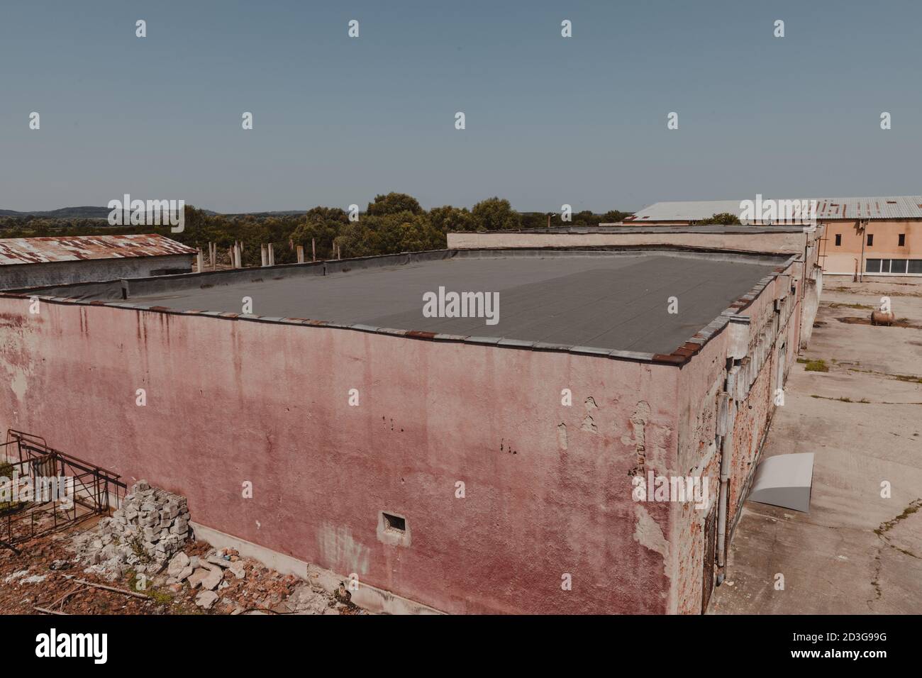 Alte verlassene Lagerhalle an Land Stockfoto