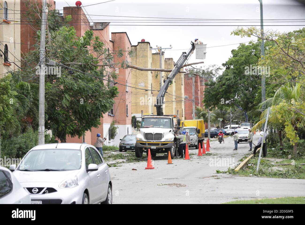 CANCUN, MEXIKO - 7. OKTOBER: Arbeiter versuchen, einen Baum von der Straße zu entfernen, die aufgrund der Tatsache, dass Hurrikan Delta, erreichen Kategorie 3 auf der Saffir-Simpson-Skala gefallen war, erreichte die Küste von Quintana Roo, Was Überschwemmungen, umgestürzte Bäume und mehrere Häuser betroffen verursacht hat, wird geschätzt, dass Hurrikan Delta seinen Weg nach Louisiana, USA, fortsetzen wird. Am 7. Oktober 2020 in Cancun, Mexiko (Foto von Eyepix Group/Pacific Press) Stockfoto