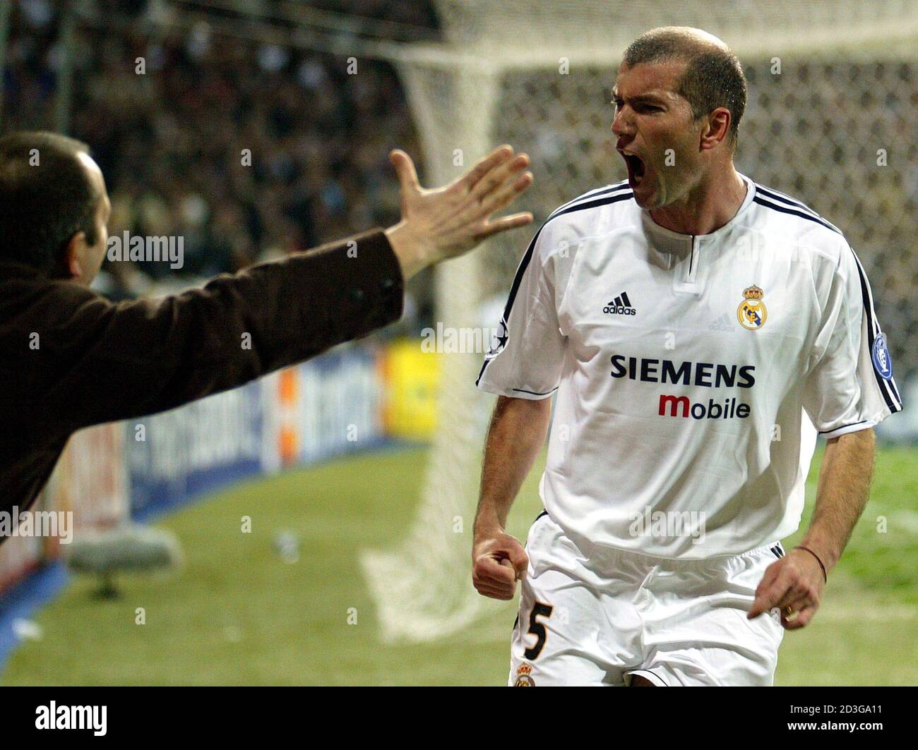 Französische Mittelfeldspieler von Real Madrid, was Zinedine Zidane mit  einem Anhänger nach ein Tor gegen Bayern München in die  Champions-League-Achtelfinale feiert zweiten Bein Fußballspiel im Madrid  Santiago Bernabeu Stadion runden 10. März
