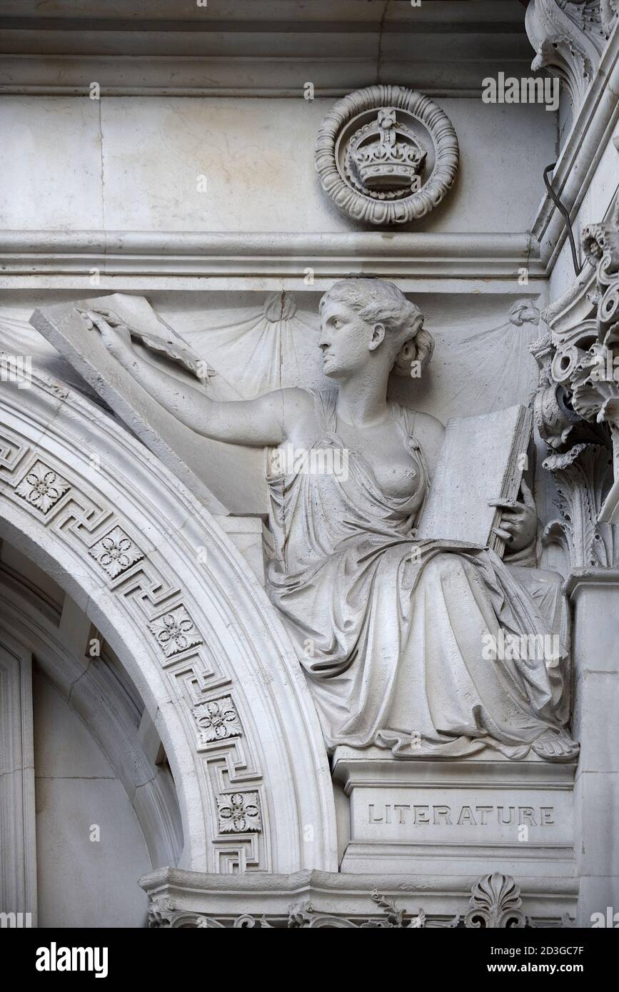 London, England, Großbritannien. Foreign and Commonwealth Office (1868) Whitehall. Allegorische Figur (Henry Hugh Armstead: 1828-1905), die Literatur darstellt Stockfoto