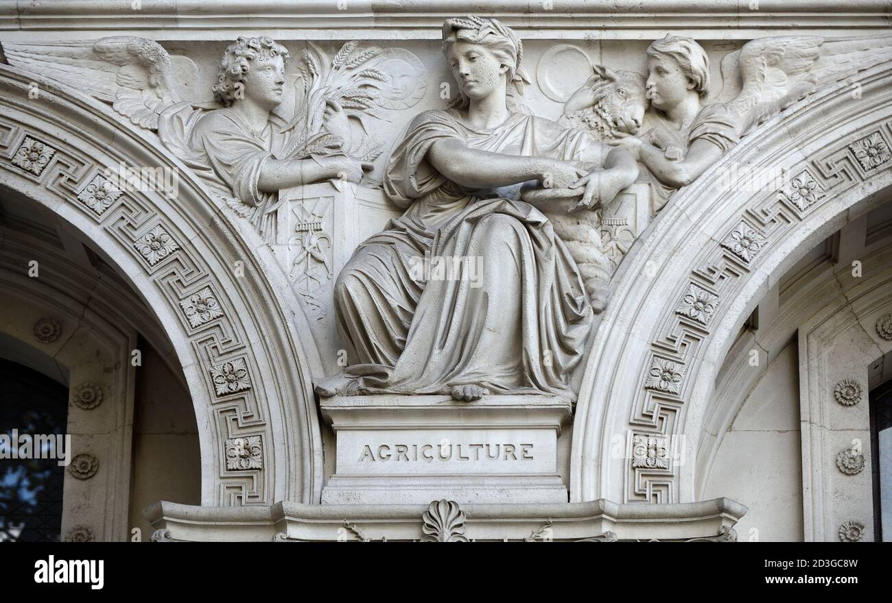 London, England, Großbritannien. Foreign and Commonwealth Office (1868) Whitehall. Allegorische Figur (Henry Hugh Armstead: 1828-1905), die Landwirtschaft darstellt Stockfoto