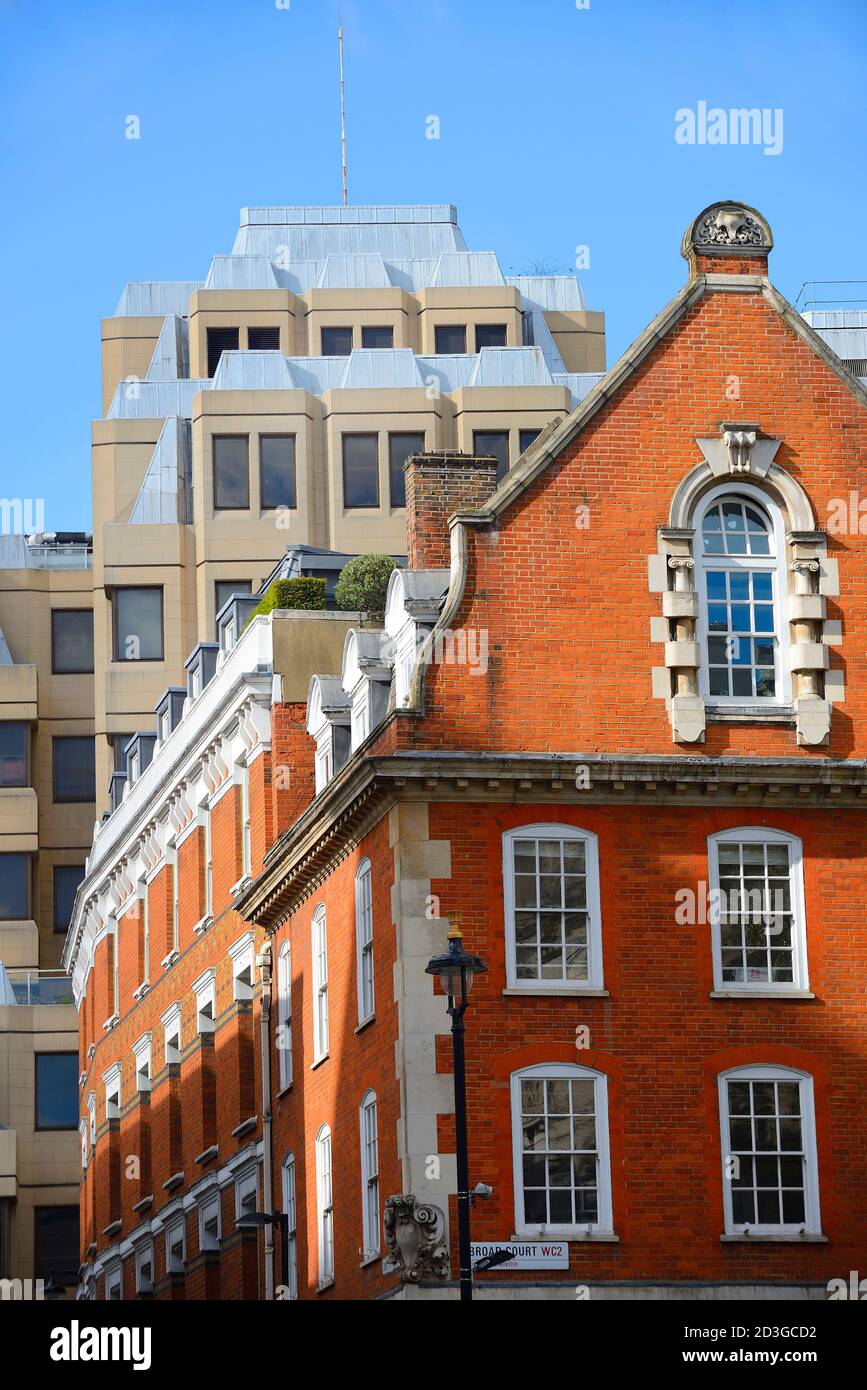 London, England, Großbritannien. Kontrastierende Architekturstile: Alte und neue Gebäude an der Bow Street / Long Acre. (90 lange Acre hinten) Stockfoto