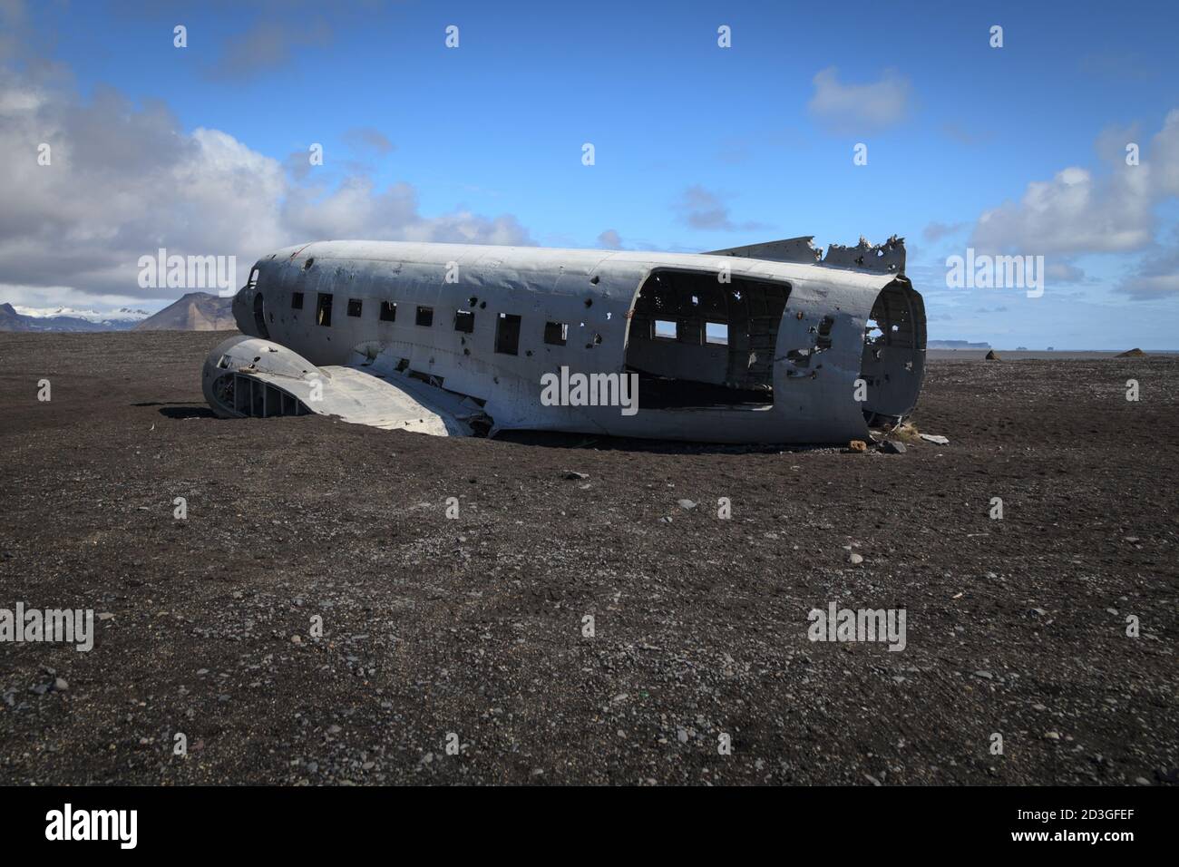 Verlassene Wrackteile abgestürzter Flugzeuge US Navy Douglas C-47 Skytrain (basierend auf DC-3), Flugzeugwrack am schwarzen Strand bei Sólheimasandur, Südisland Stockfoto