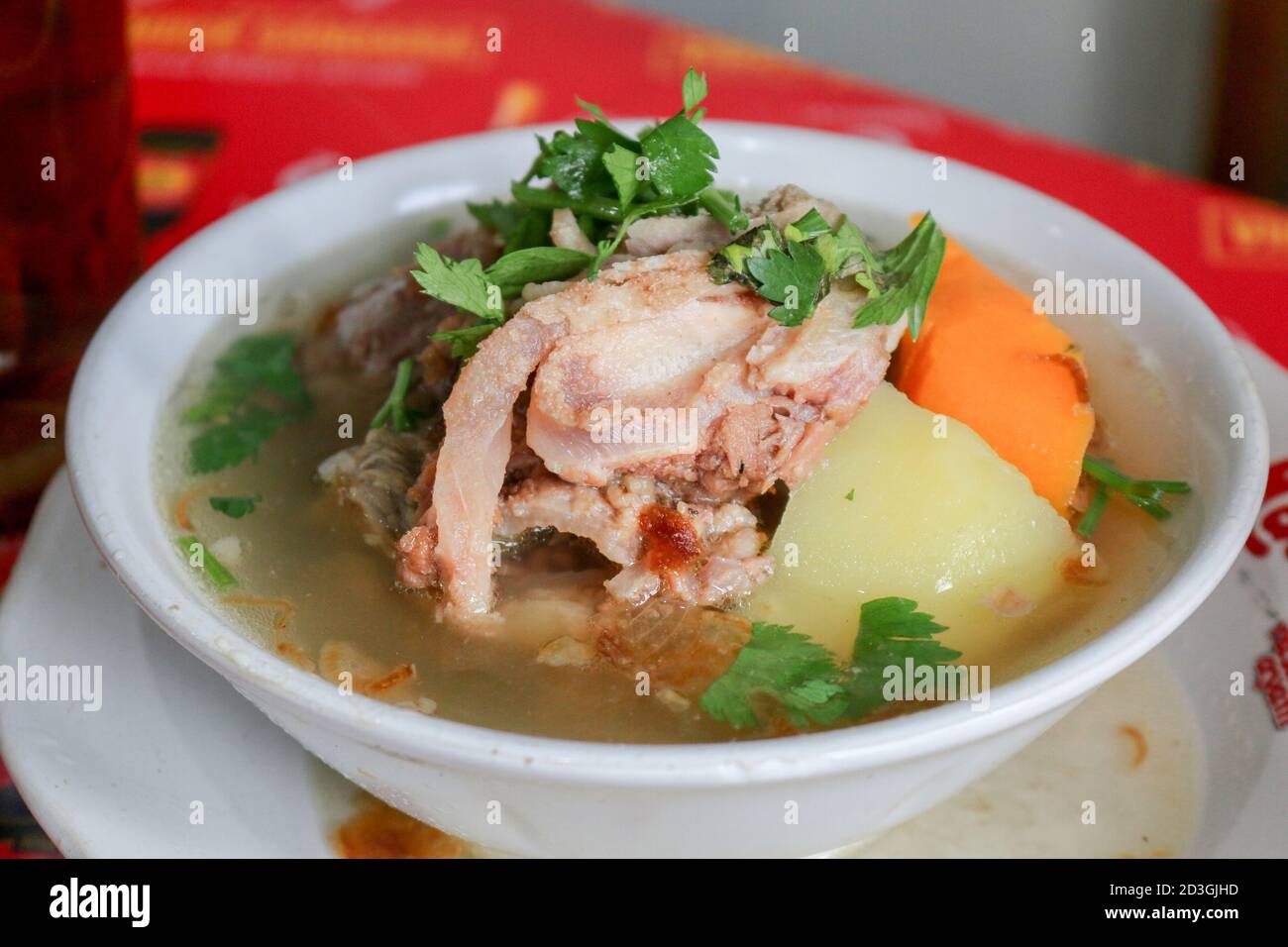 SOP buntut oder Ochsenschwanzsuppe. Traditionelle indonesische Küche. Stockfoto