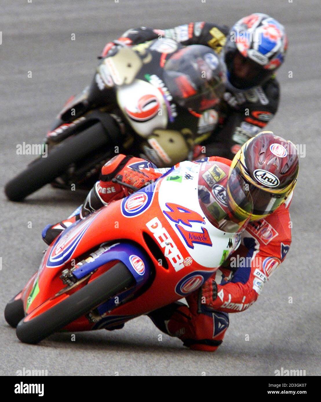 Der japanische 125-ccm-Derbi-Teamfahrer UI Youichi (41) und die Italienerin Frau Aprilia LCR-Fahrer Lucio Cecchinello (9) nehmen beim Qualifying für den Grand Prix von Rio auf dem Nelson Piquet Circuit in Rio de Janeiro am 2. November 2001 eine Kurve. Die Rennen des Grand Prix von Rio finden am 3. November statt. REUTERS/Sergio Moraes SM/HB Stockfoto
