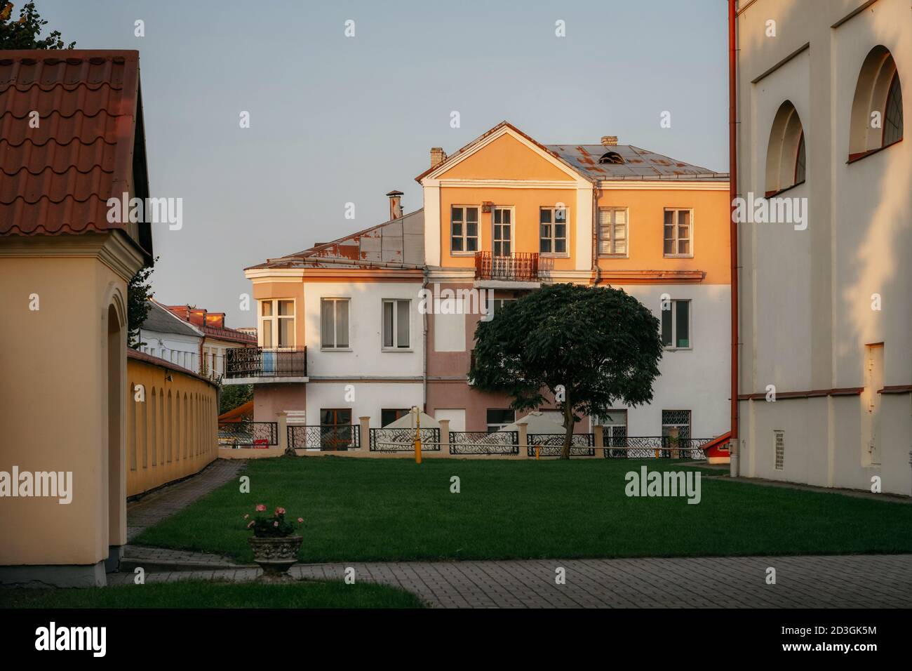 Die Mariä-Himmelfahrt-Kathedrale und typische mittelalterliche Architektur in Pinsk, Weißrussland Stockfoto