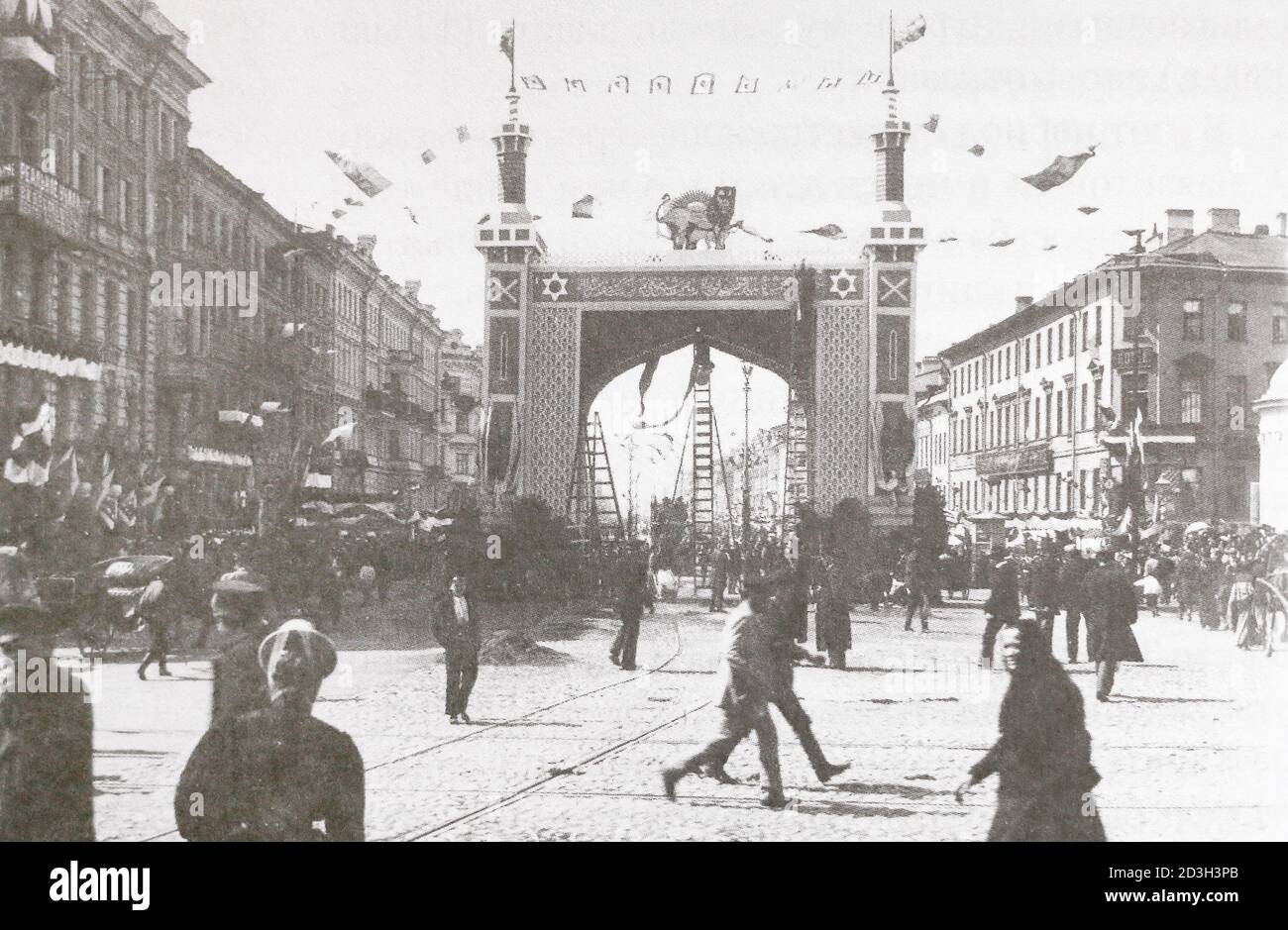 Dekoriertes Tor in St. Petersburg zu Ehren der Ankunft des persischen schah Muzaffer-Ed-DIN im frühen 20. Jahrhundert. Stockfoto