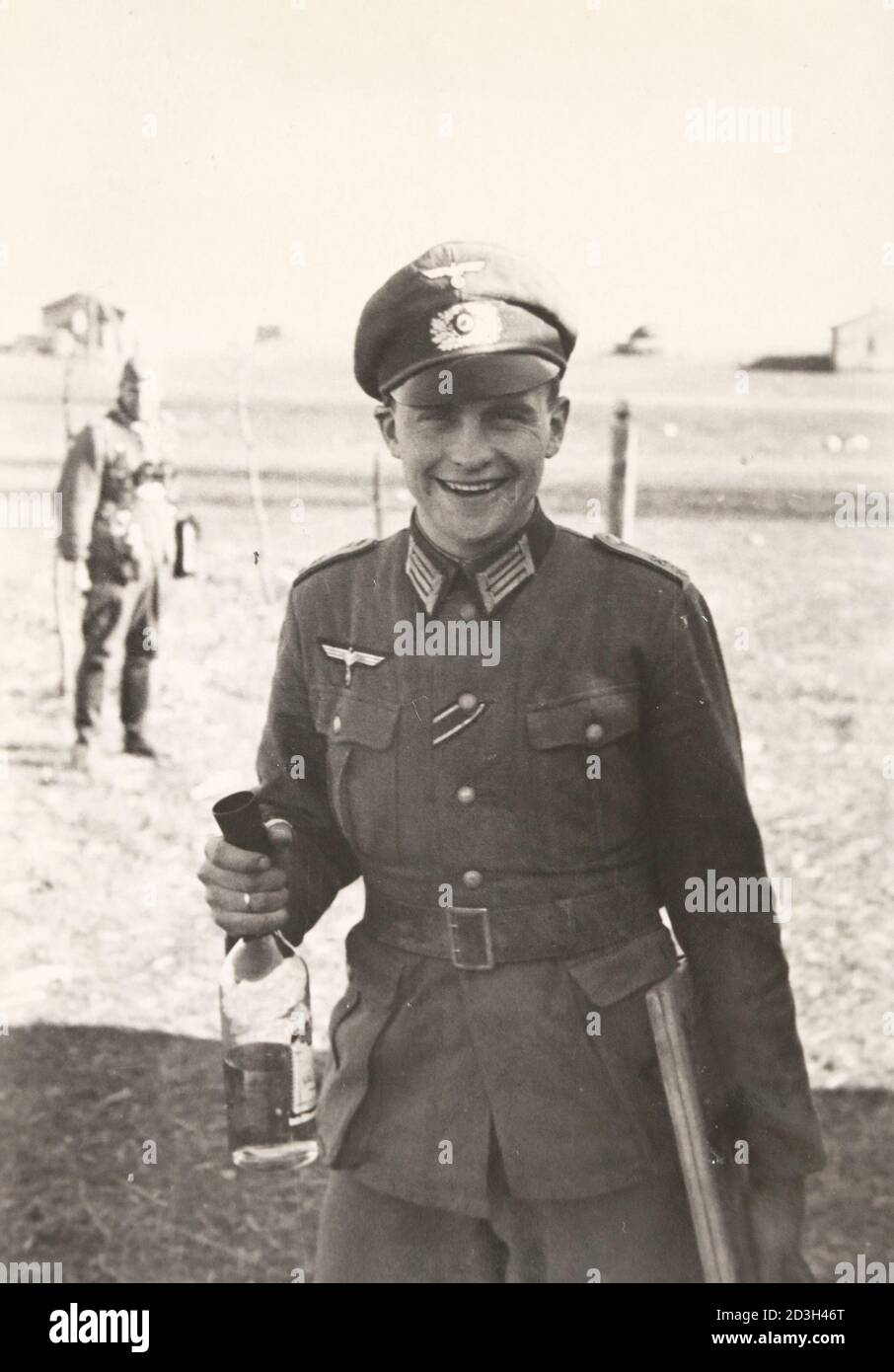 Deutscher Soldat mit einer Flasche Alkohol während des Zweiten Weltkriegs Stockfoto
