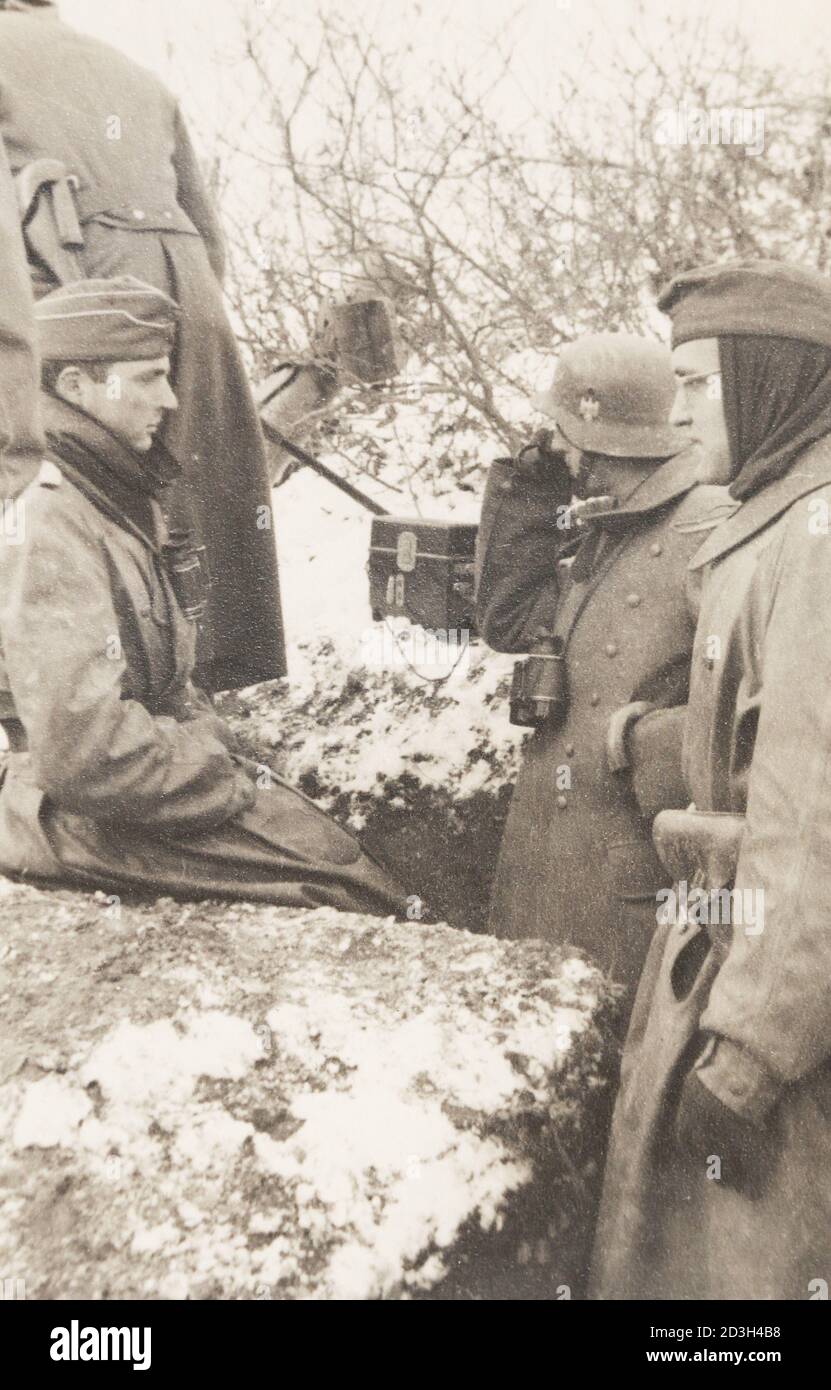 Deutsche Soldaten in einem Graben während des Zweiten Weltkriegs. Stockfoto