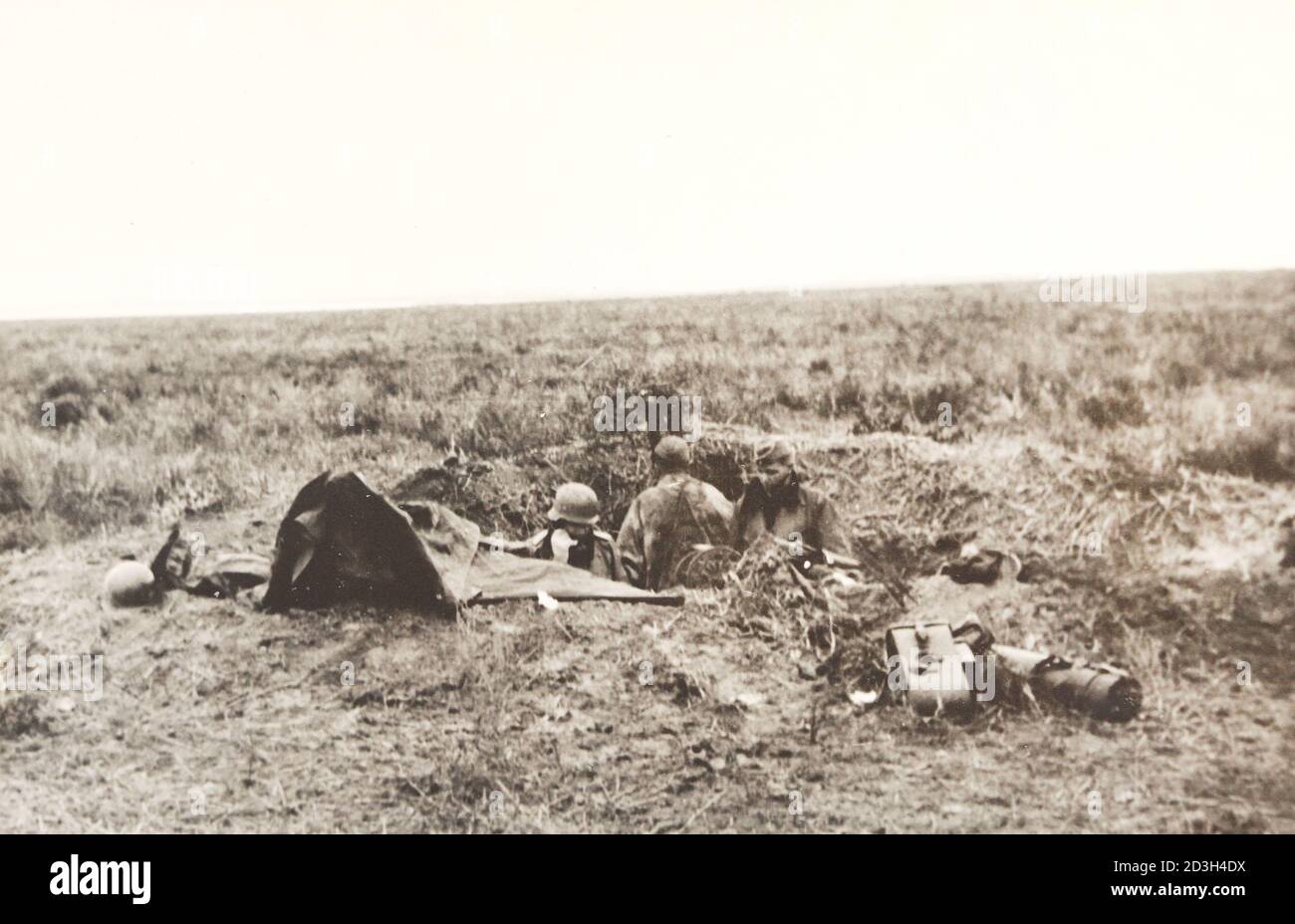 Deutsche Soldaten in einem Graben während des Zweiten Weltkriegs. Stockfoto