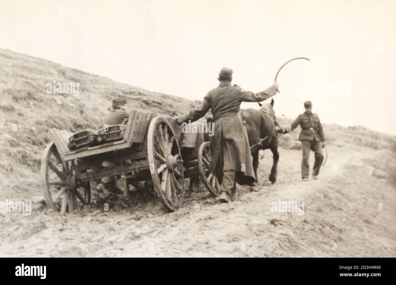 Deutsche Soldaten, die während des Zweiten Weltkriegs mit einem Pferd Proviant auf einem Wagen transportierten Stockfoto