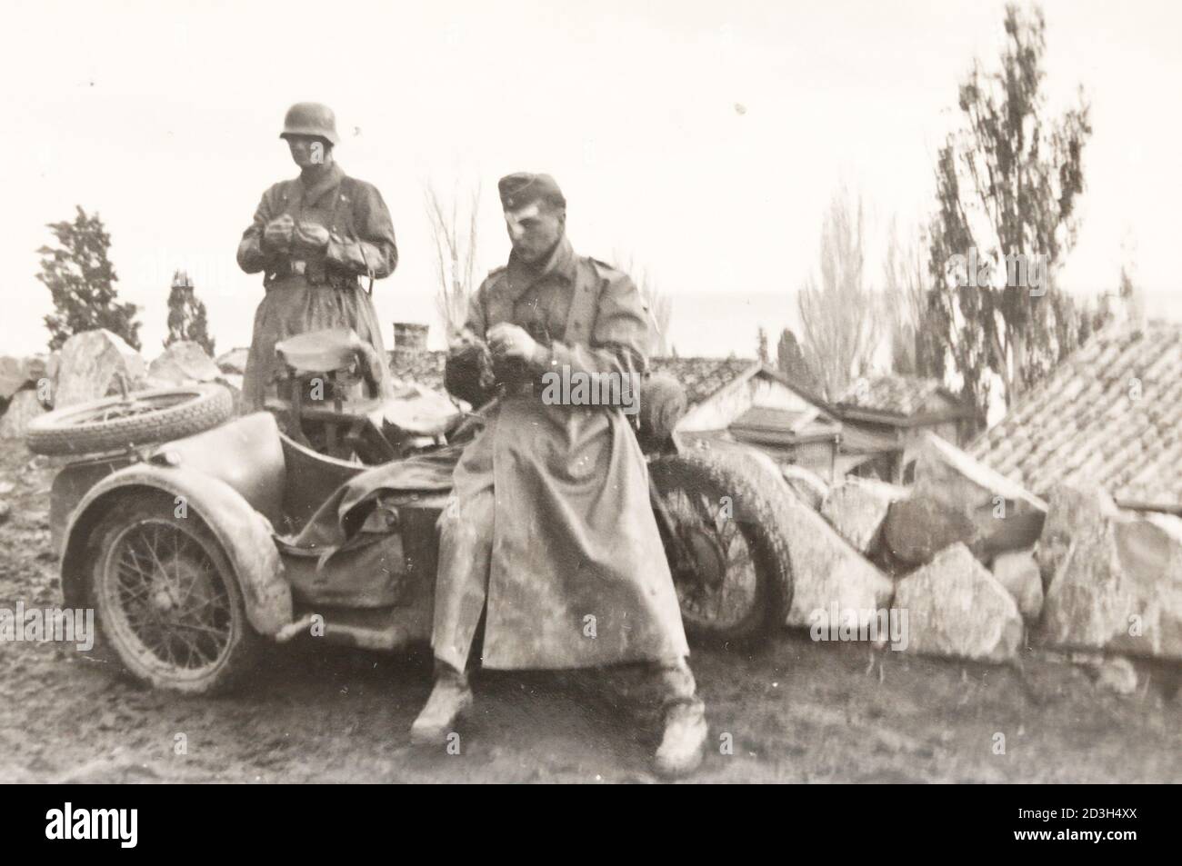 Deutsche Soldaten mit einem Motorrad während des Zweiten Weltkriegs. Stockfoto