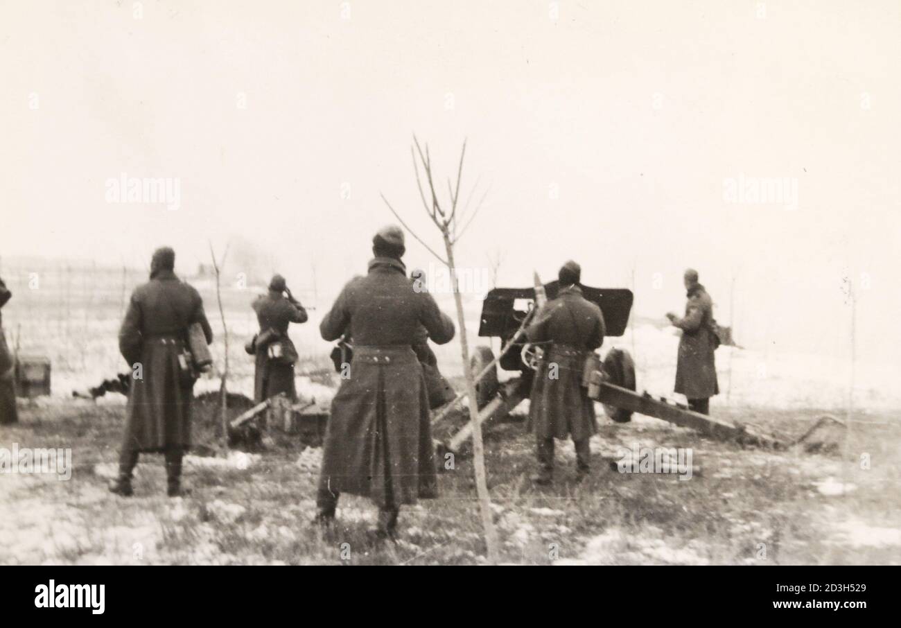 Deutsche Truppen während Artilleriebeschuss während des Zweiten Weltkriegs Stockfoto