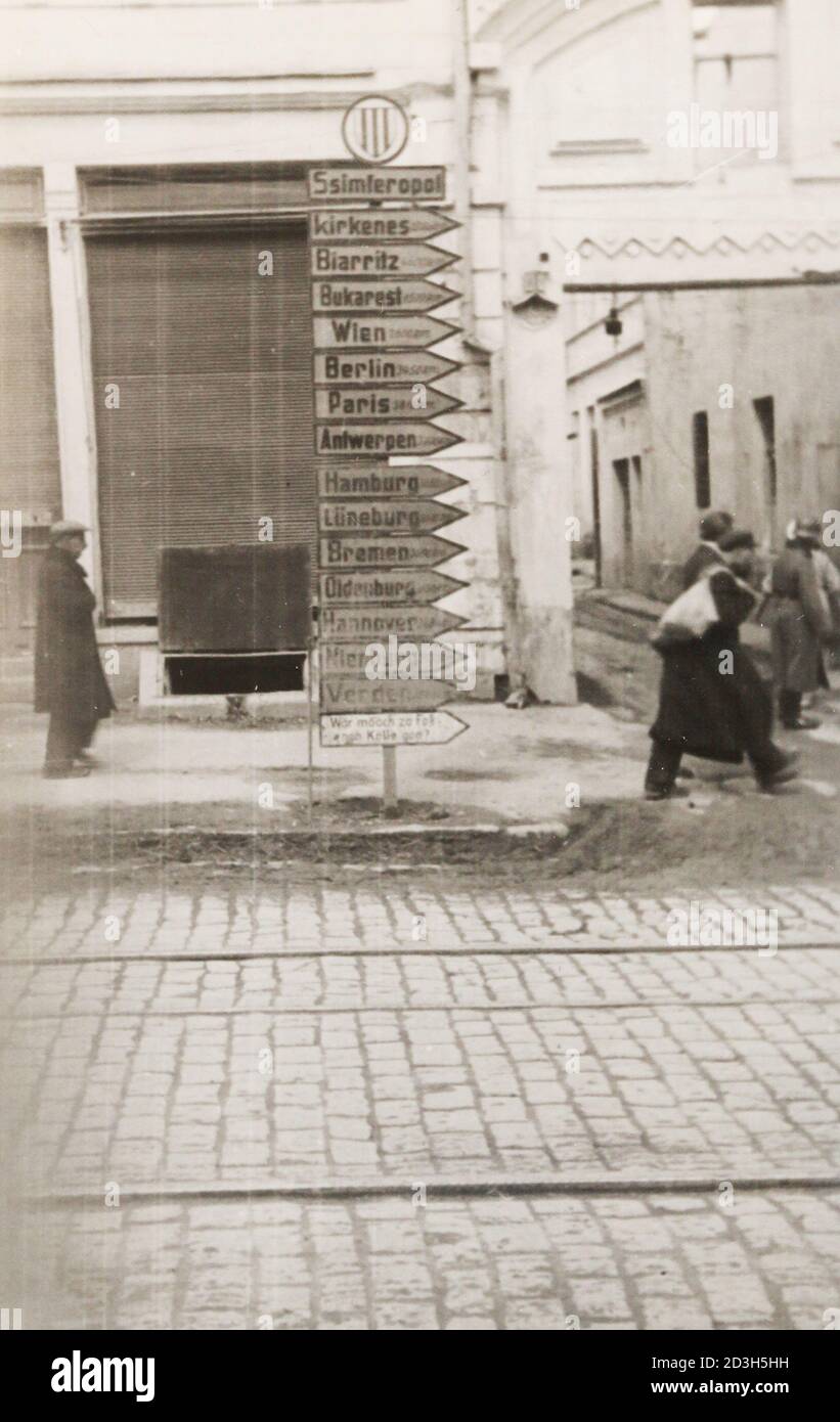 Zeiger mit den Namen der Städte in Krim. Foto aus der Zeit der deutschen Besatzung der 1940er Jahre. Stockfoto