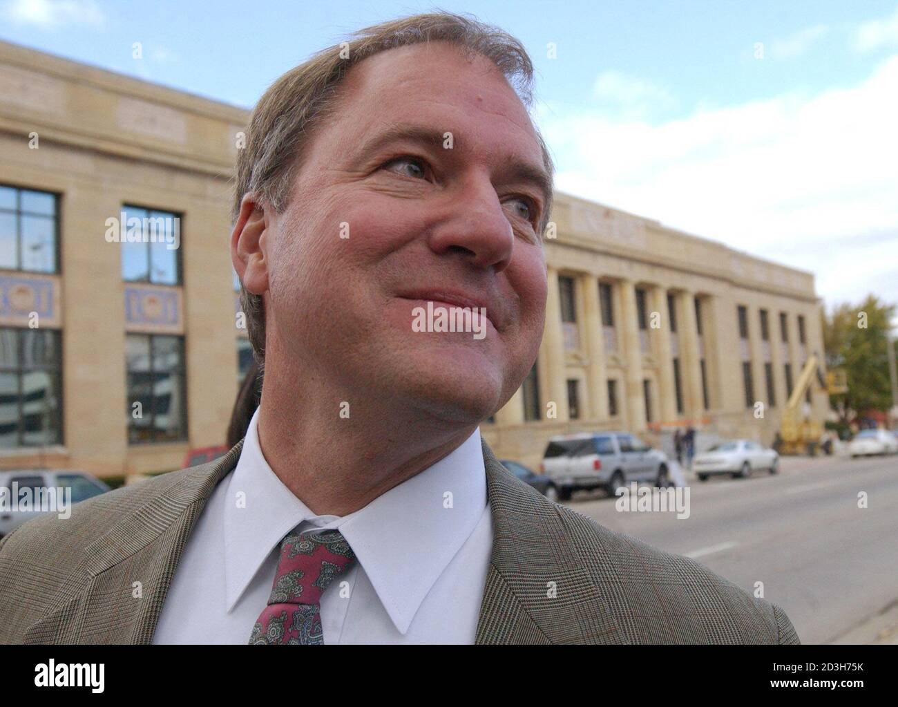 Der öffentliche Verteidiger Kenneth R. Sasse spricht mit den Medien vor dem  Flint Federal Court House nach der Anhörung des materiellen Zeugen  Nathaniel O. Osbourne am 27. Oktober 2002. Sasse sagte Osbourne