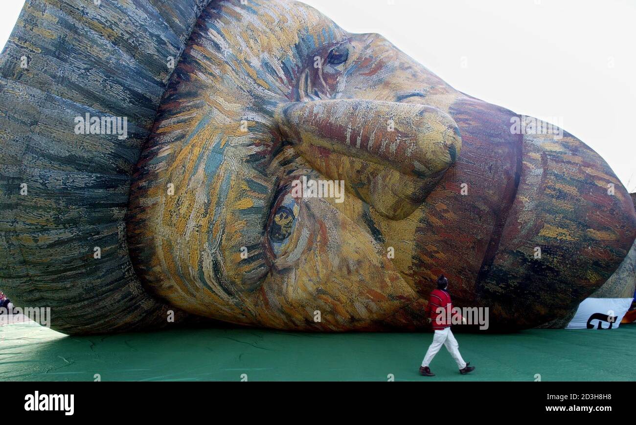 Ein Mann geht vorbei an der weltweit größte drei dimensionale