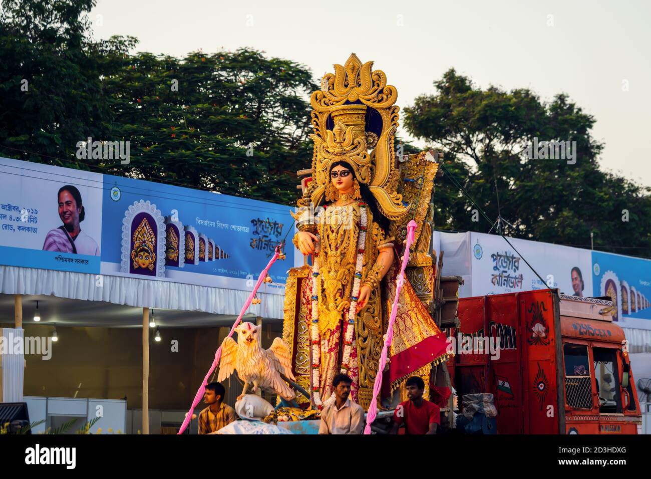 Kolkata, Westbengalen, Indien, Oktober, 2019 : Lakshmi Thakur Pooja Hintergrund. Indische hinduistische Göttin des Reichtums und der Reinheit, genannt Laxmi. Menschen feiern Stockfoto