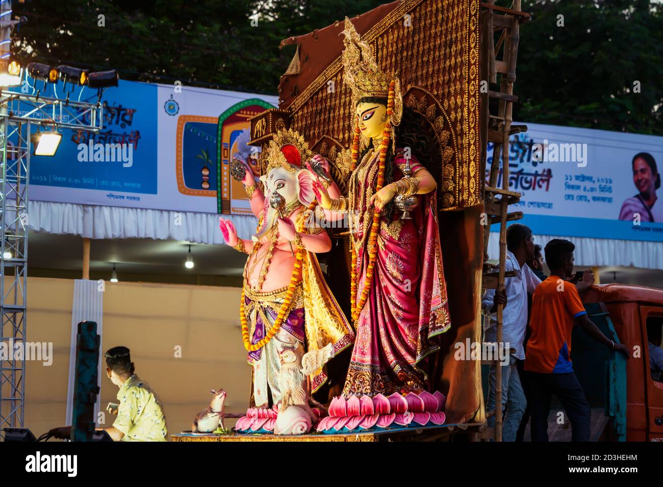 Kolkata, Westbengalen, Indien, Oktober 2019: Lakshmi Ganesh Puja oder Diwali Pooja Hintergrund. Menschen feiern indische Festival, Laxmi und Ganpati Idol Stockfoto