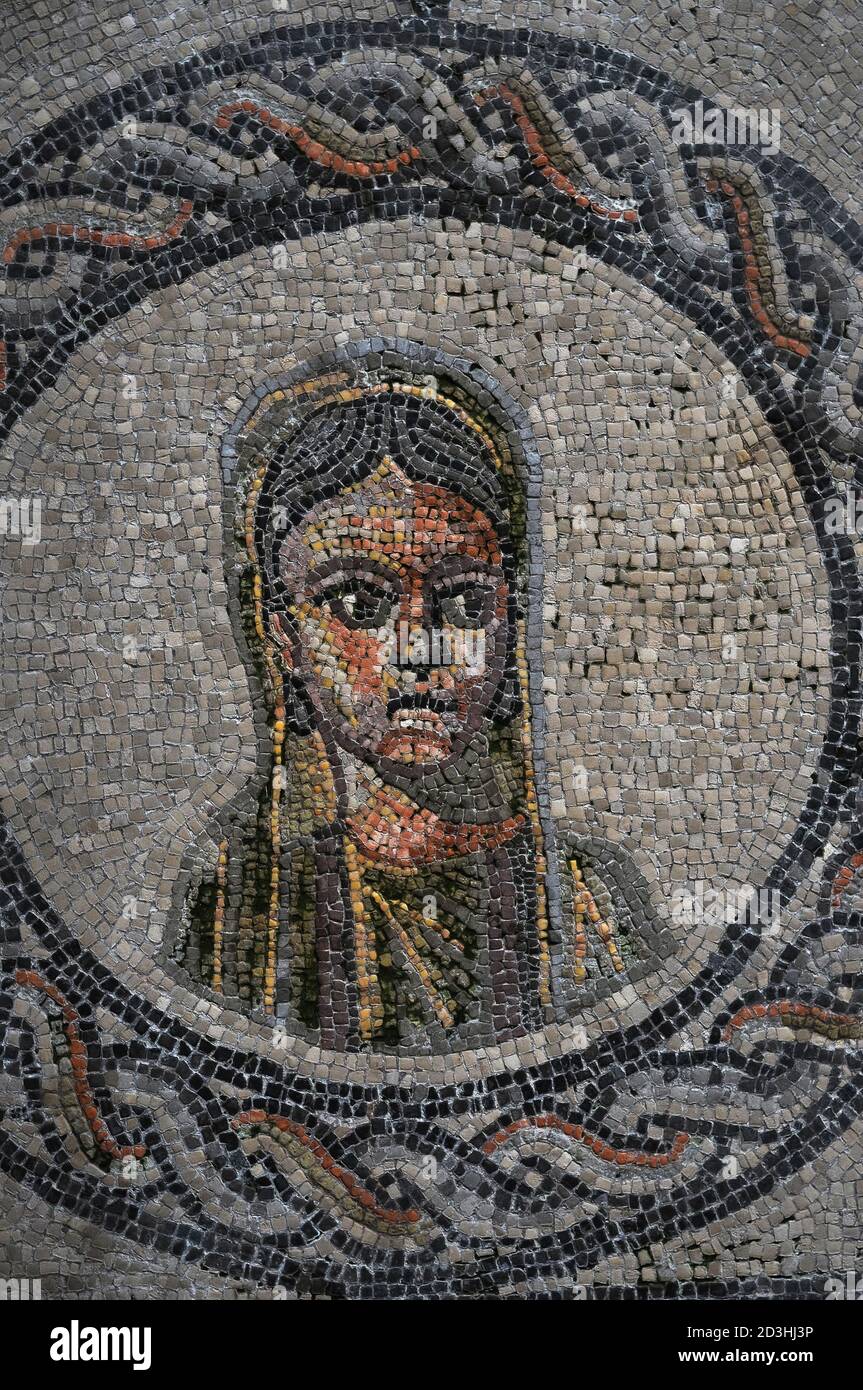 Eine Frau oder ein Mädchen mit weiten Augen, die aus einer dekorativen Runde starren. Details des riesigen 300s n. Chr. Mosaiks in der Basilica di Santa Maria Assunta in Aquileia, Friaul-Julisch Venetien, Italien. Geschaffen von frühen christlichen Künstlern, als sich das Christentum über das Römische Reich verbreitete. Stockfoto