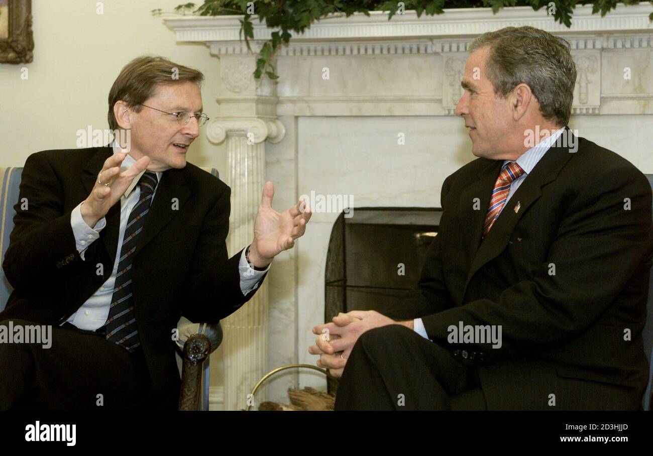 Bundeskanzler Wolfgang Schüssel (L) trifft US-Präsident George W. Bush im  Ovalen Büro des Weißen Hauses am 1. November 2001. Die beiden Führer wurden  erwartet, um den US-geführten Krieg gegen den Terrorismus zu