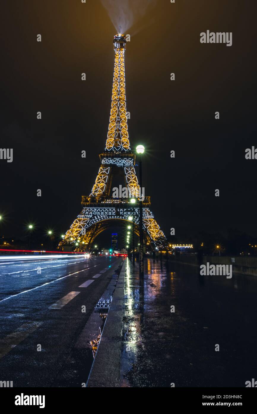 Tour Eiffel und seine Reflexion bei Regen Stockfoto