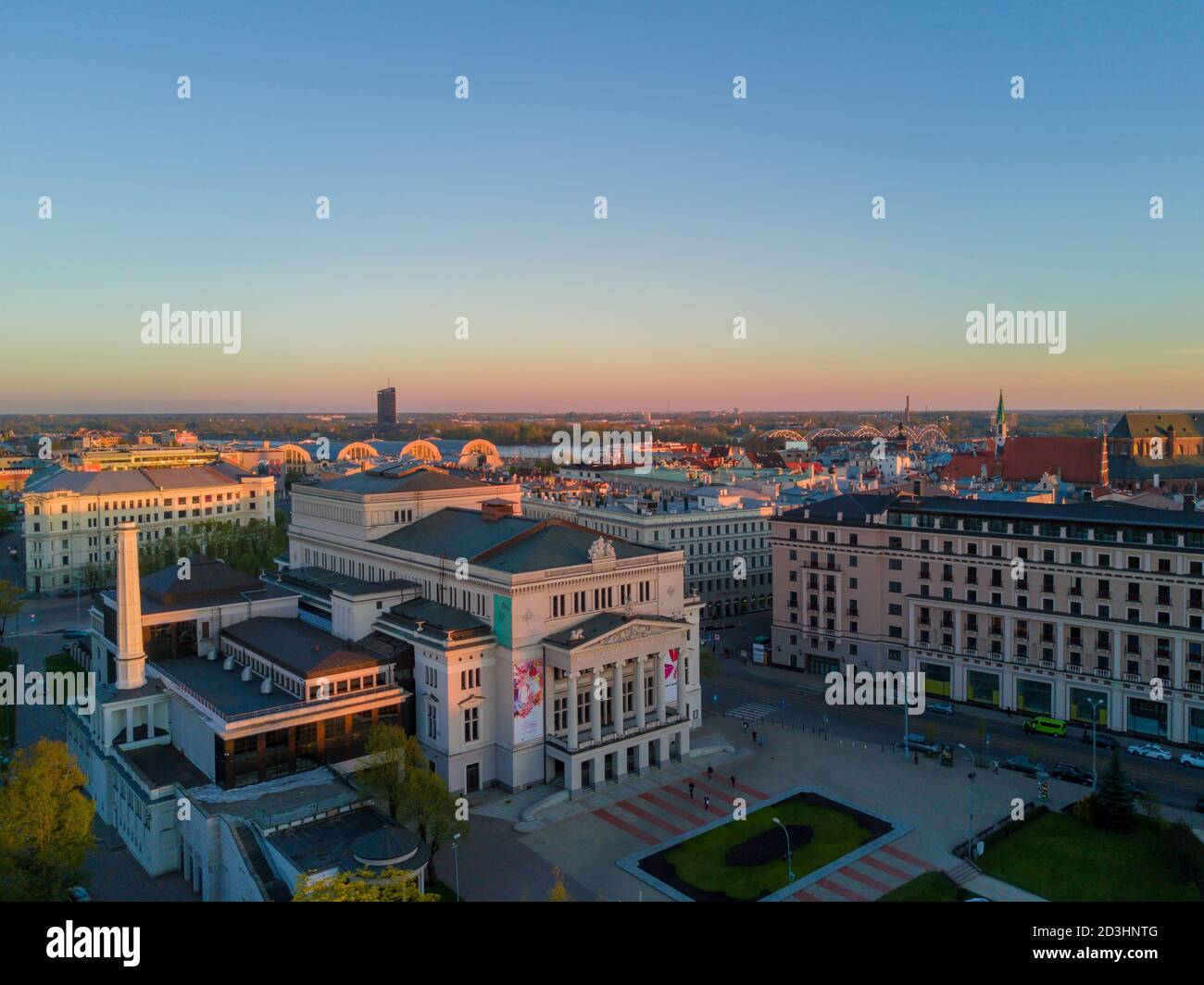 Atemberaubende Luftaufnahme über Riga Stadt in Lettland während des Sonnenuntergangs Stockfoto